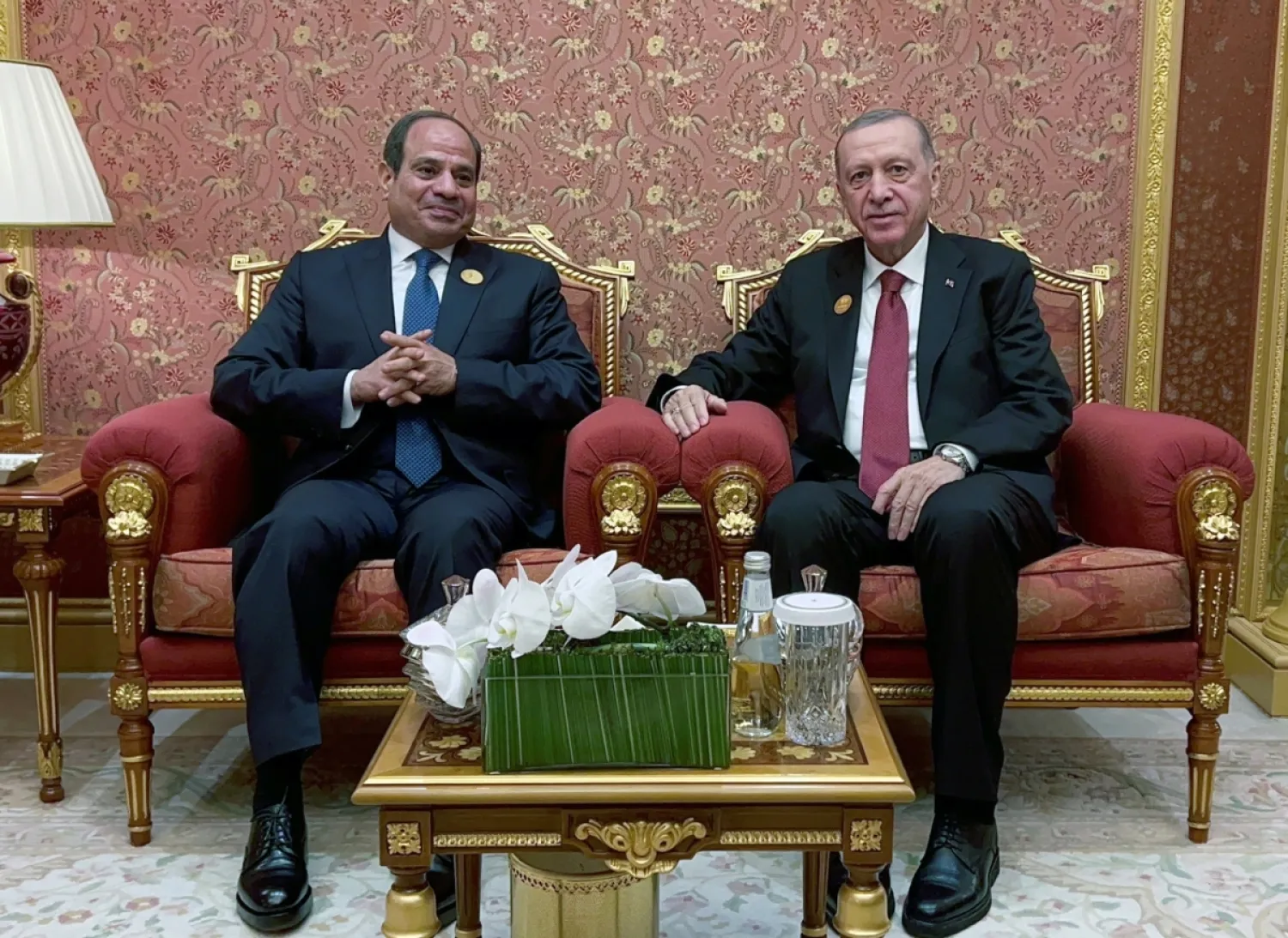Türkiye Cumhurbaşkanı Recep Tayyip Erdoğan ve Mısır Cumhurbaşkanı Abdulfettah Sisi, 11 Kasım'da Riyad'da düzenlenen İslam İşbirliği Teşkilatı (İİT) zirvesinin oturum aralarında yaptıkları görüşmede. (Reuters)
