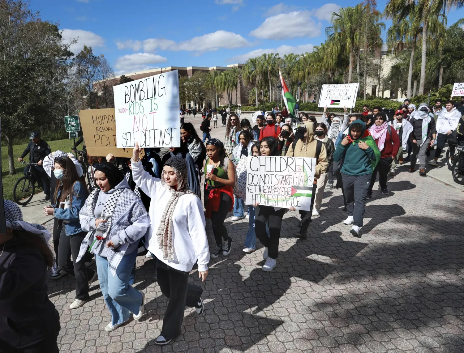 أعضاء في رابطة الطلاب الفلسطينيين بجامعة سنترال فلوريدا في مسيرة لوقف الحرب في غزة (أ.ب)