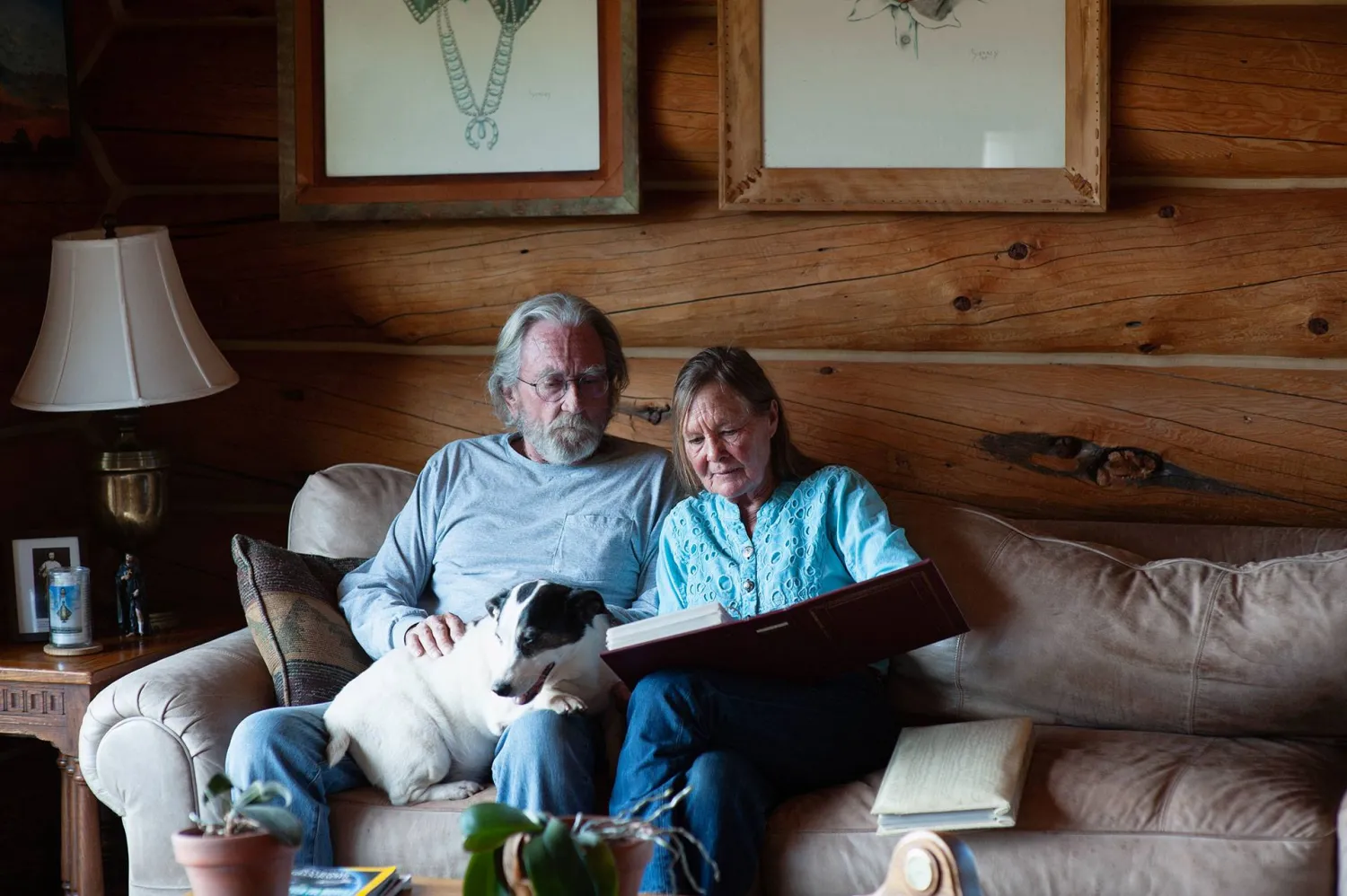 المهمة الرئيسية لأي من الزوجين هي تحويل الهجوم والدفاع إلى الكشف عن الذات والانفتاح (أرشيفية - رويترز)