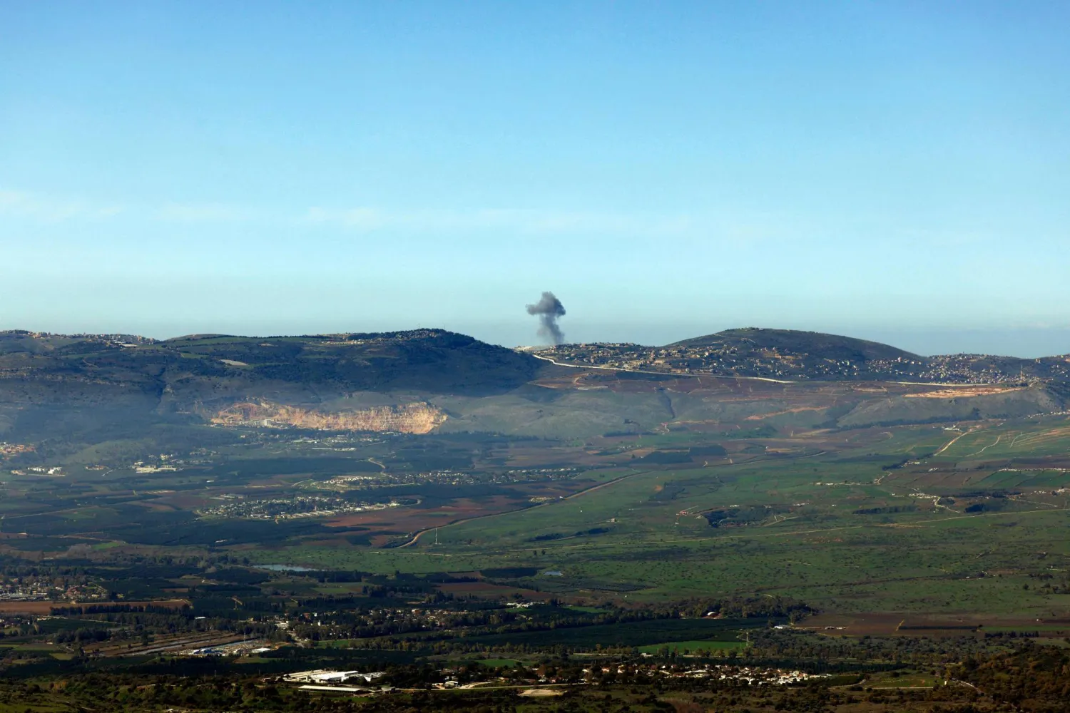 تصاعد الدخان جراء الغارات الإسرائيلية على جنوب لبنان (أ.ف.ب)