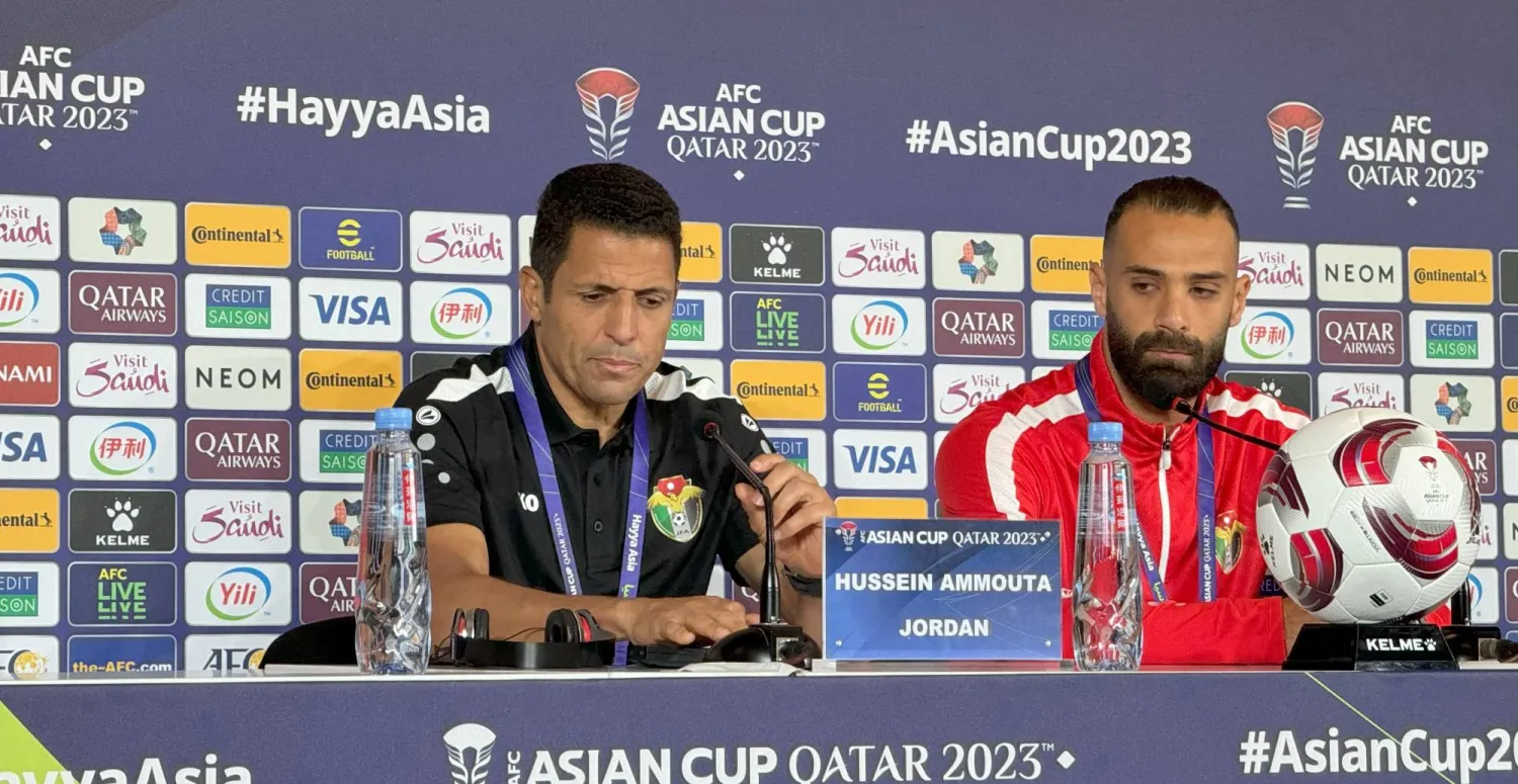 حسين عموتة مدرب الأردن واللاعب يزن العرب في المؤتمر الصحافي (الشرق الأوسط) 
