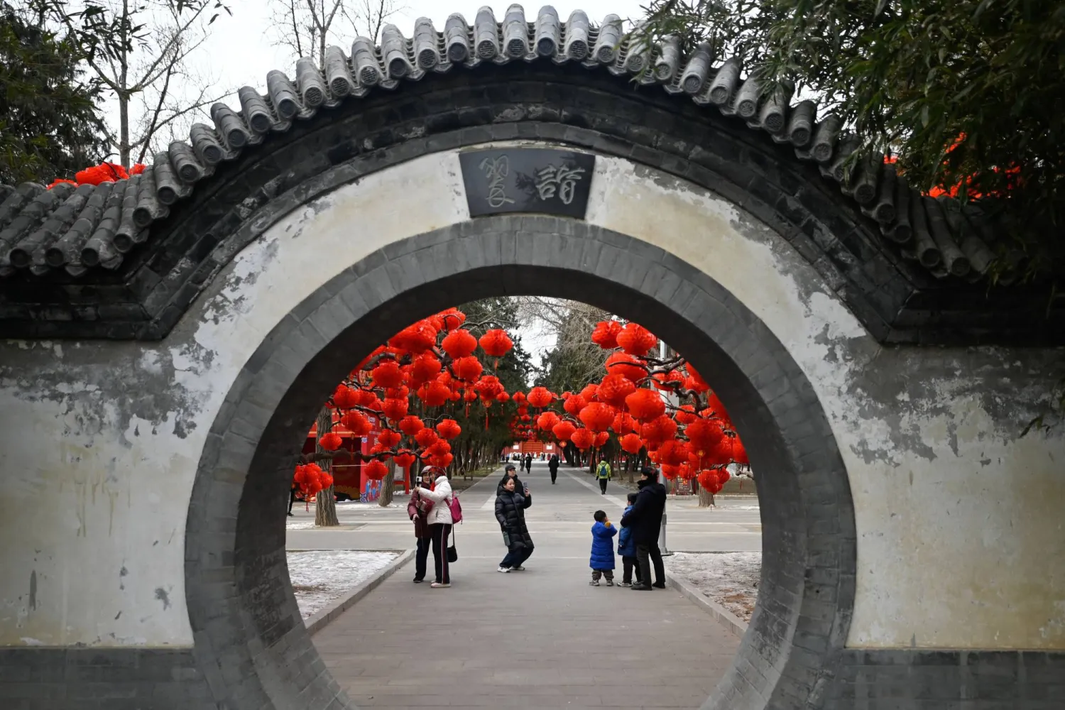 صينيون يحتفلون ببداية السنة القمرية «عام التنين» في إحدى الحدائق بالعاصمة بكين (أ.ف.ب)