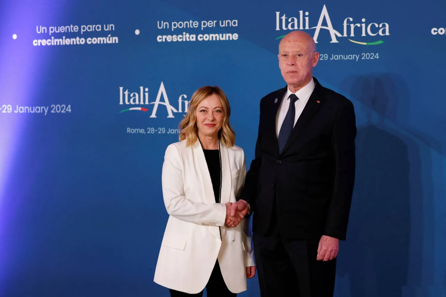 الرئيس قيس سعيد خلال لقائه رئيسة الحكومة الإيطالية على هامش القمة الإيطالية - الأفريقية التي احتضنتها روما (رويترز)