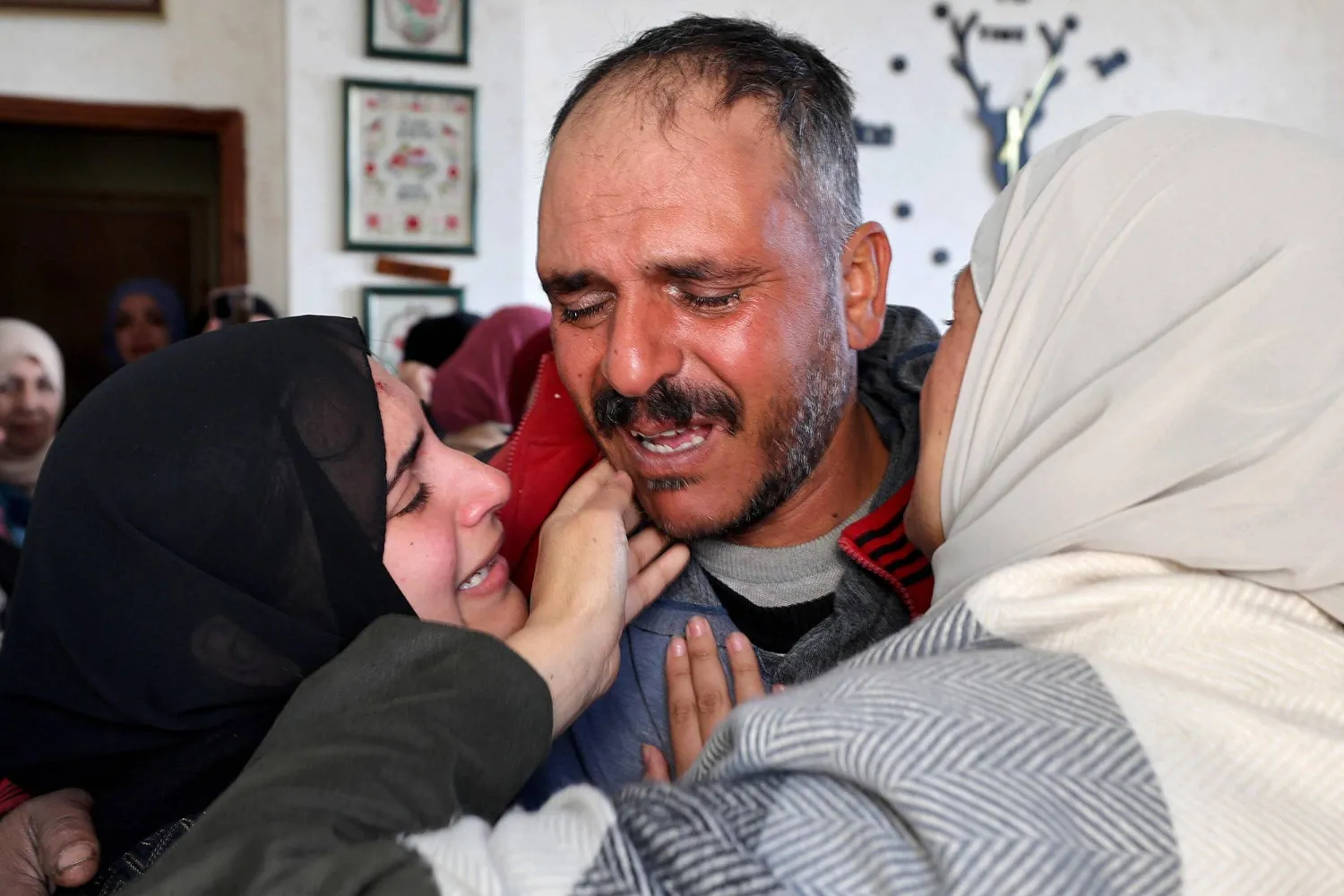 أب فلسطيني يتلقى التعازي الاثنين الماضي قرب جثمان ابنه الذي قُتل خلال اقتحامات إسرائيلية لبلدة سلواد شمالي الضفة الغربية (أ.ف.ب)