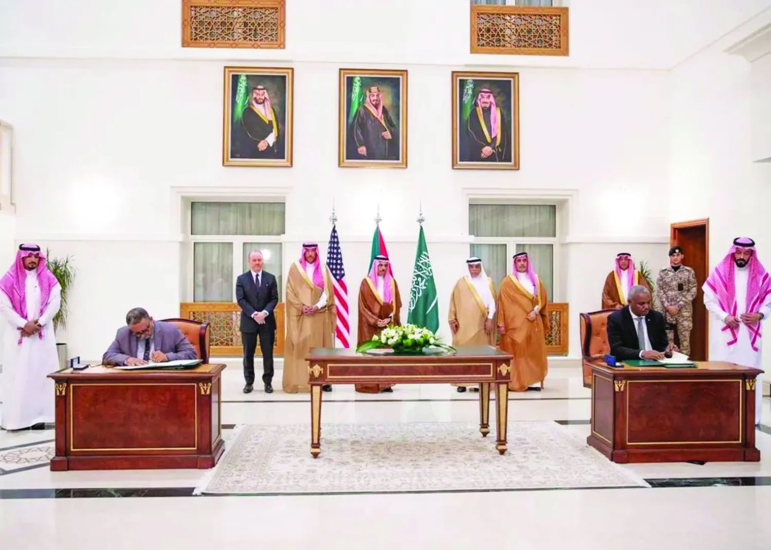 ممثلون لطرفَي النزاع السوداني خلال توقيع «اتفاق جدة» في مايو 2023 (رويترز)