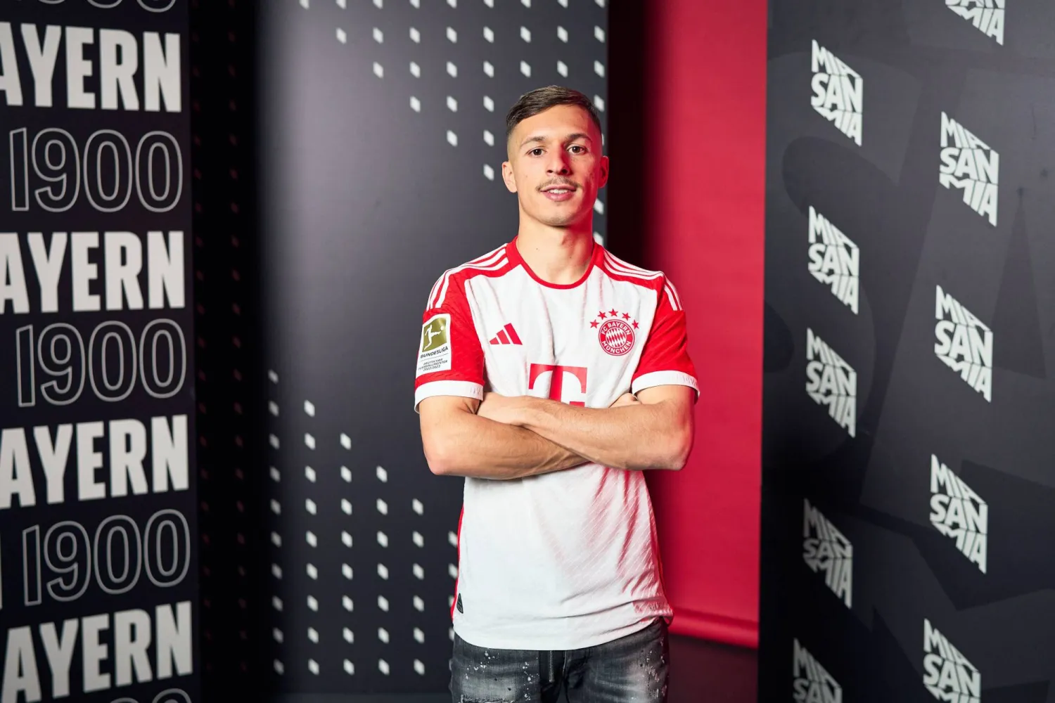 براين ساراغوسا بقميص بايرن ميونيخ عقب التوقيع مع  النادي (الشرق الأوسط)