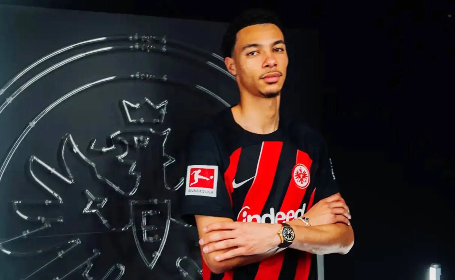 المهاجم الفرنسي هوغو إيكيتيكي بعد توقيعه مع نادي آينتراخت فرانكفورت الألماني (الشرق الأوسط)