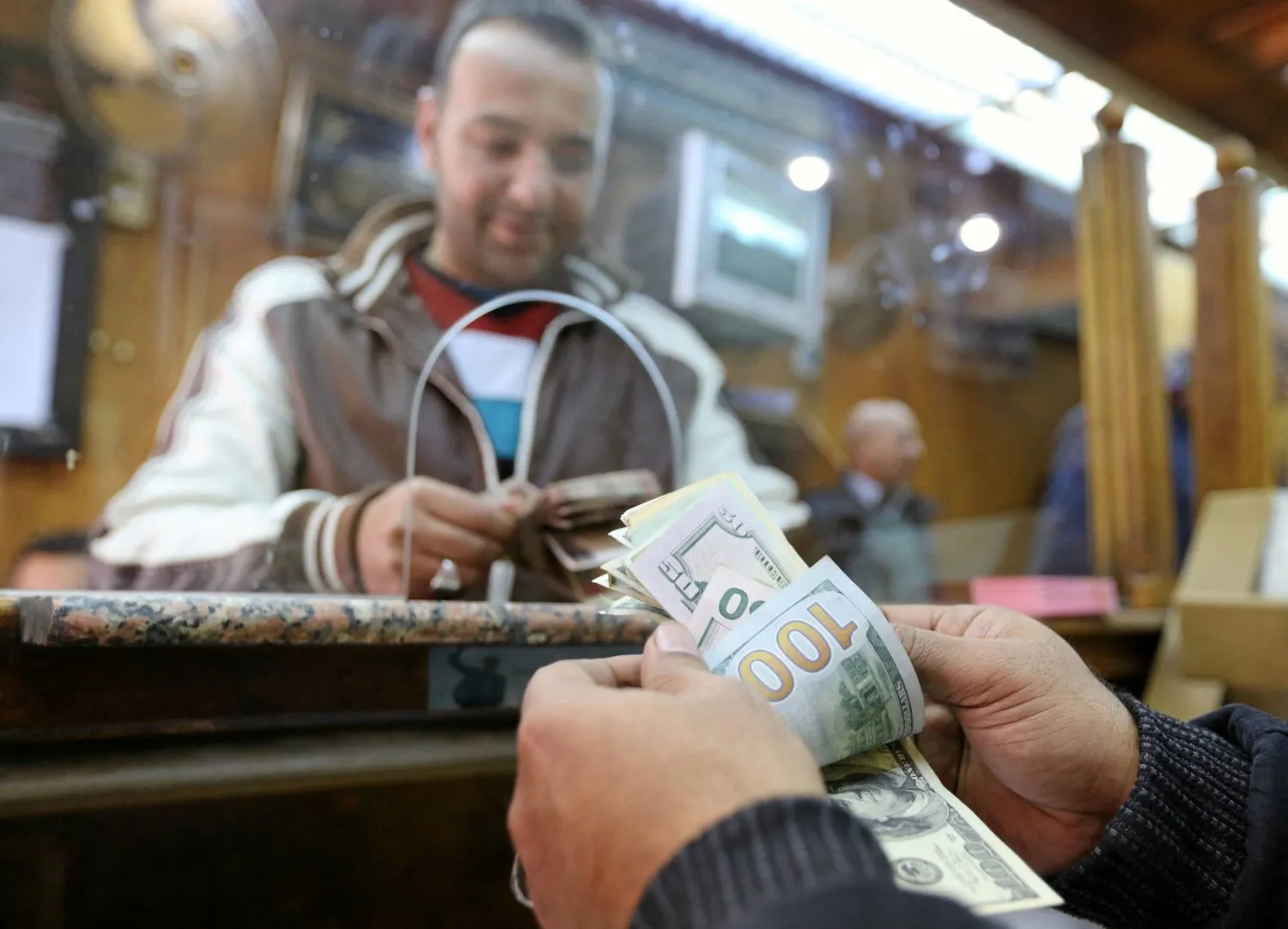 Bir müşteri ABD dolarını Mısır cüneyhine çeviriyor (Reuters)