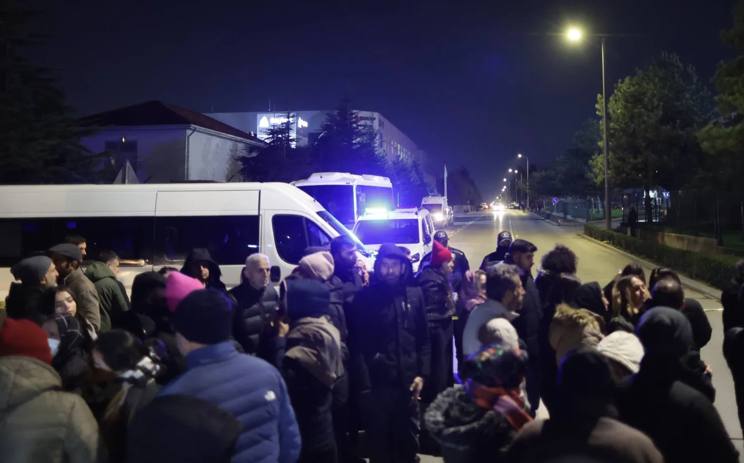 أقارب الرهائن ينتظرون بينما تقوم الشرطة التركية بتأمين منطقة مصنع بروكتر أند غامبل بعد أن احتجز مسلح عدداً من الأشخاص كرهائن في مقاطعة قوجه إيلي، تركيا في 01 فبراير 2024 (إ.ب.أ)