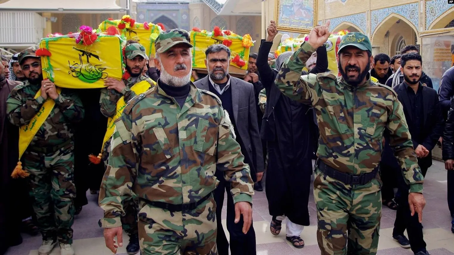 أشخاص يحملون نعوش أربعة من عناصر ميليشيا النجباء الموالية لإيران خلال موكب جنازتهم في مدينة النجف، على بعد 160 كيلومتراً جنوب بغداد، العراق في 29 ديسمبر 2015 (أ.ب)