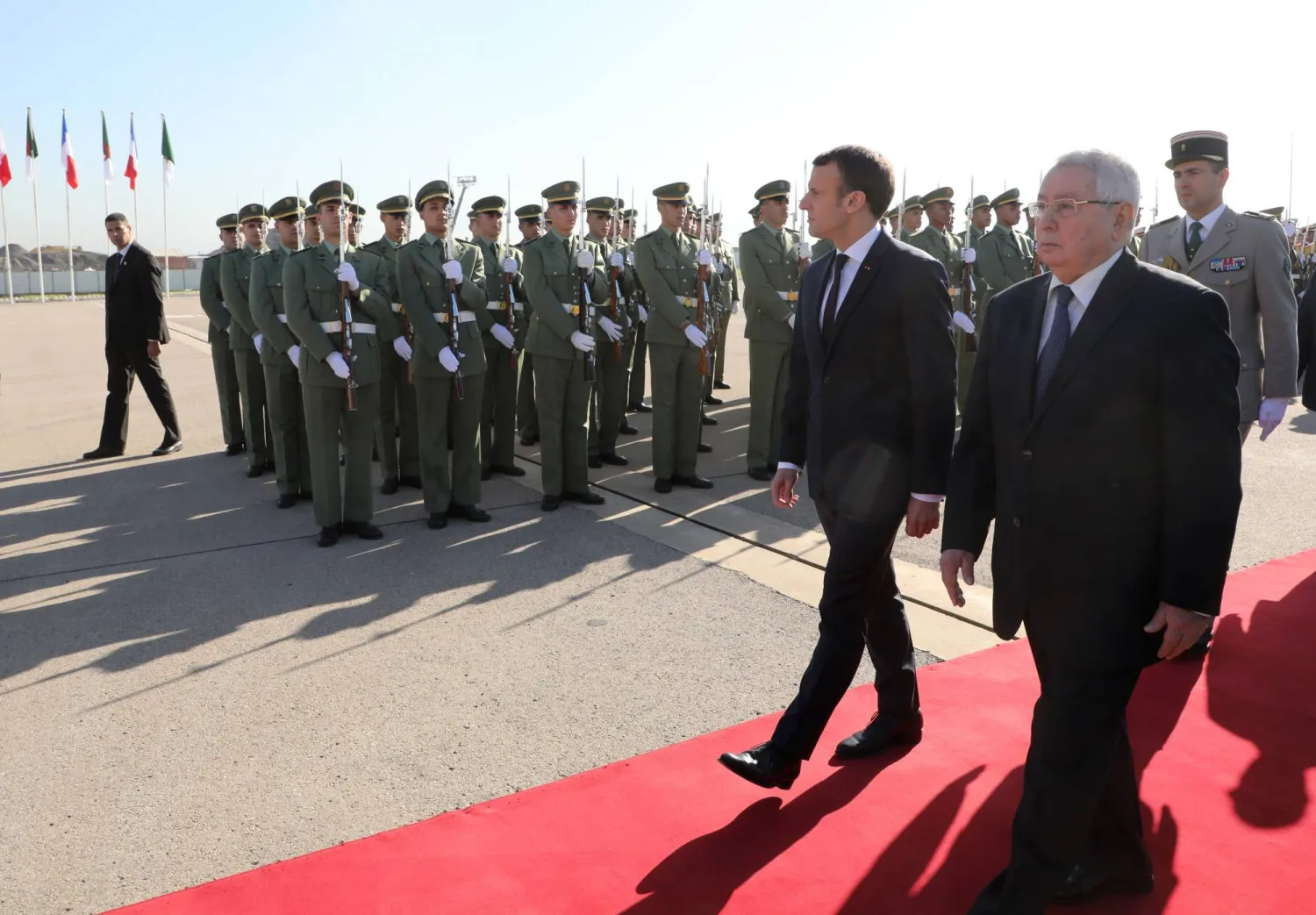 الرئيس الجزائري مستقبلاً نظيره الفرنسي خلال زيارته الأخيرة إلى باريس (الرئاسة الجزائرية)