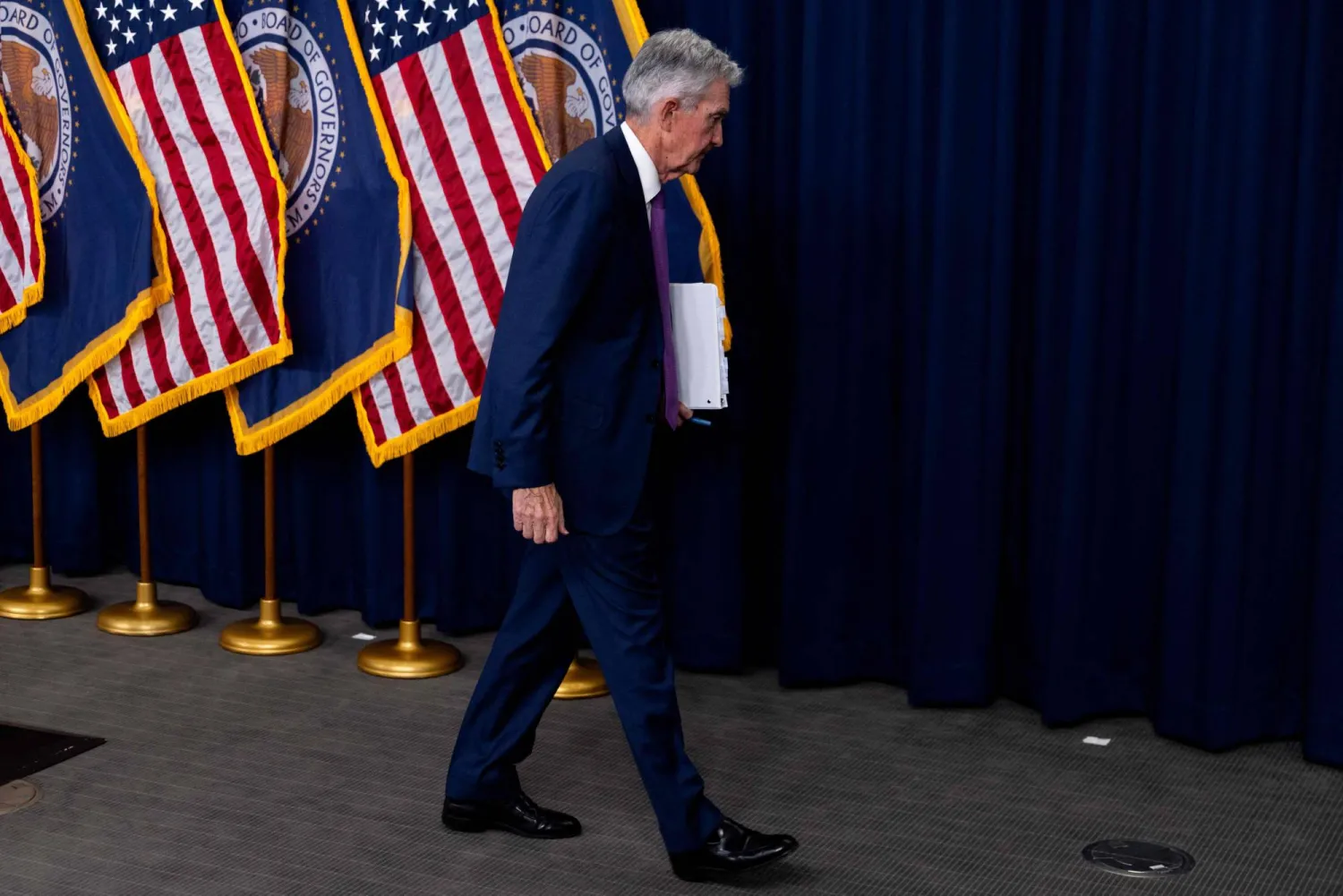 رئيس «الاحتياطي الفيدرالي» جيروم باول عقب مؤتمر صحافي يوم الأربعاء الماضي للإعلان عن قرارات أول اجتماعات العام الحالي (أ.ف.ب)