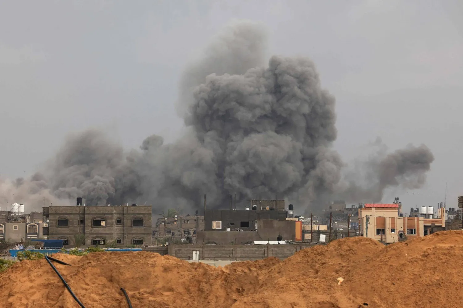 İsrail'in dün bombardıman düzenlediği Han Yunus dumanla kaplandı. (AFP)