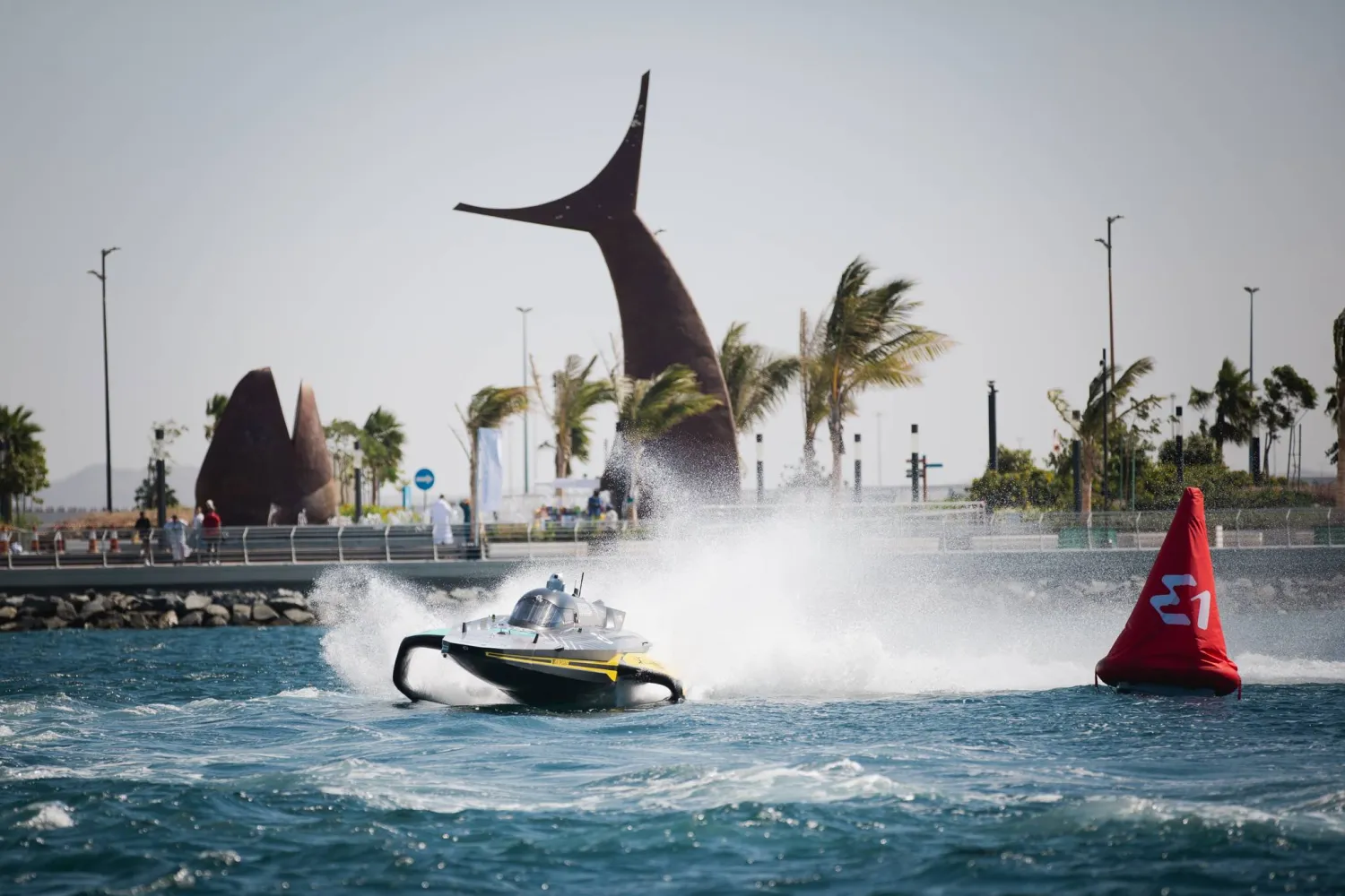 من منافسات بطولة القوارب السريعة على شاطئ جدة (الشرق الأوسط)