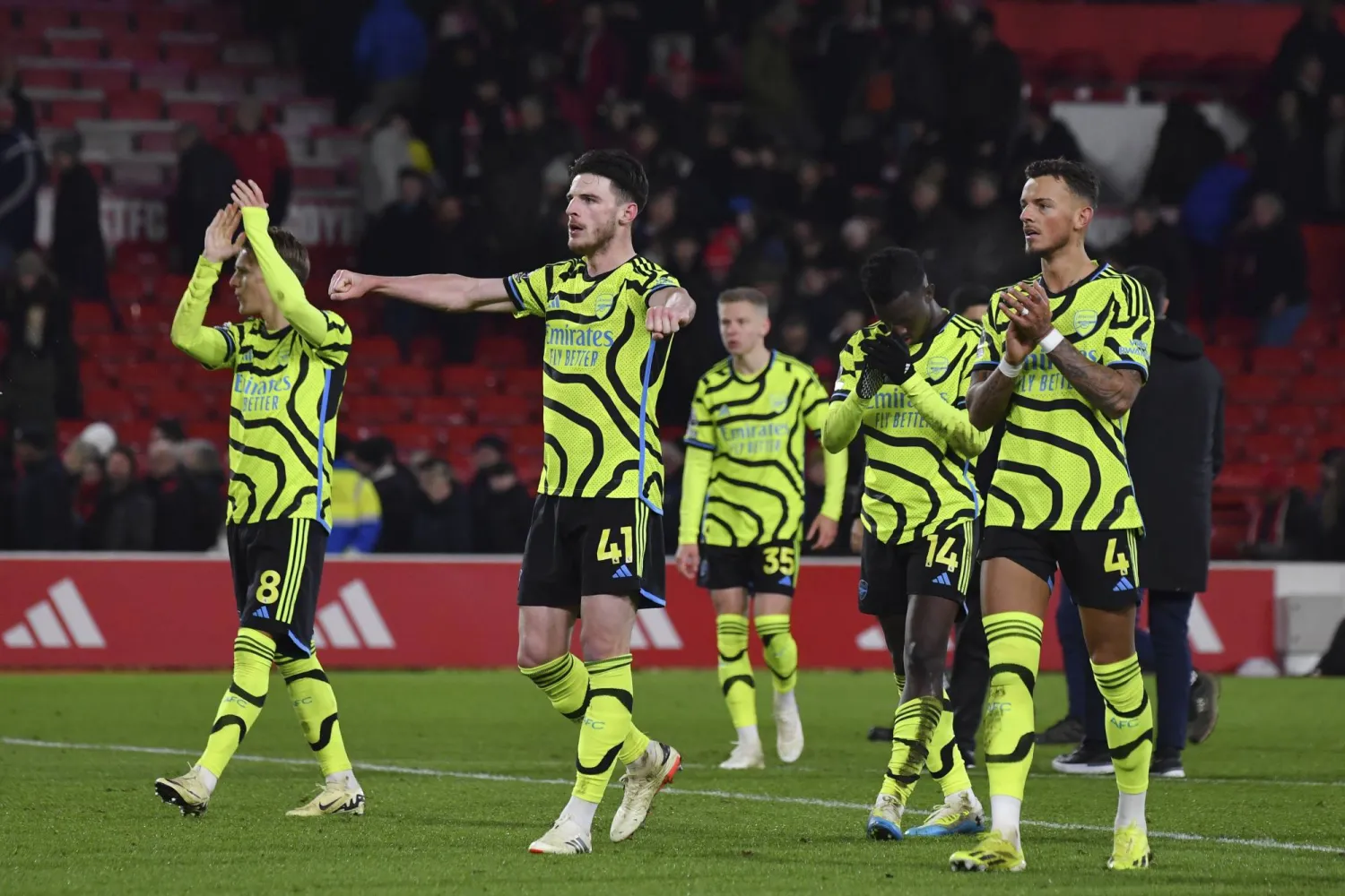 موقعة ليفربول قد تعيد آرسنال إلى سباق اللقب الغائب عن خزائنهم منذ 2004 (أ.ب)