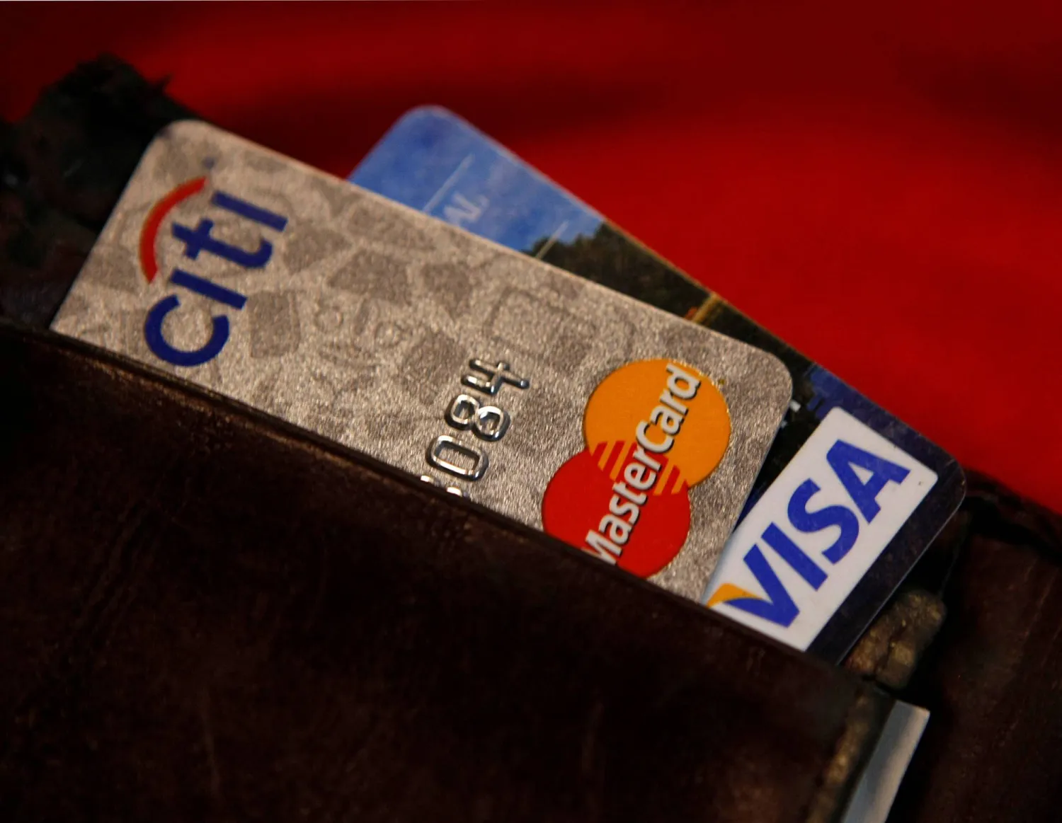 يختلف استخدام البطاقة الائتمانية عن الدفع نقدا (رويترز)