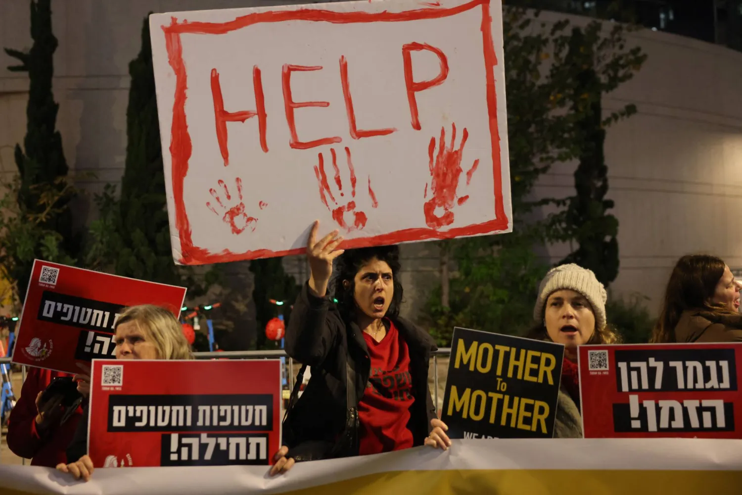 إسرائيليات يتظاهرن أمام وزارة الدفاع للمطالبة بالعمل على إطلاق الرهائن لدى «حماس» في تل أبيب الخميس (أ.ف.ب)