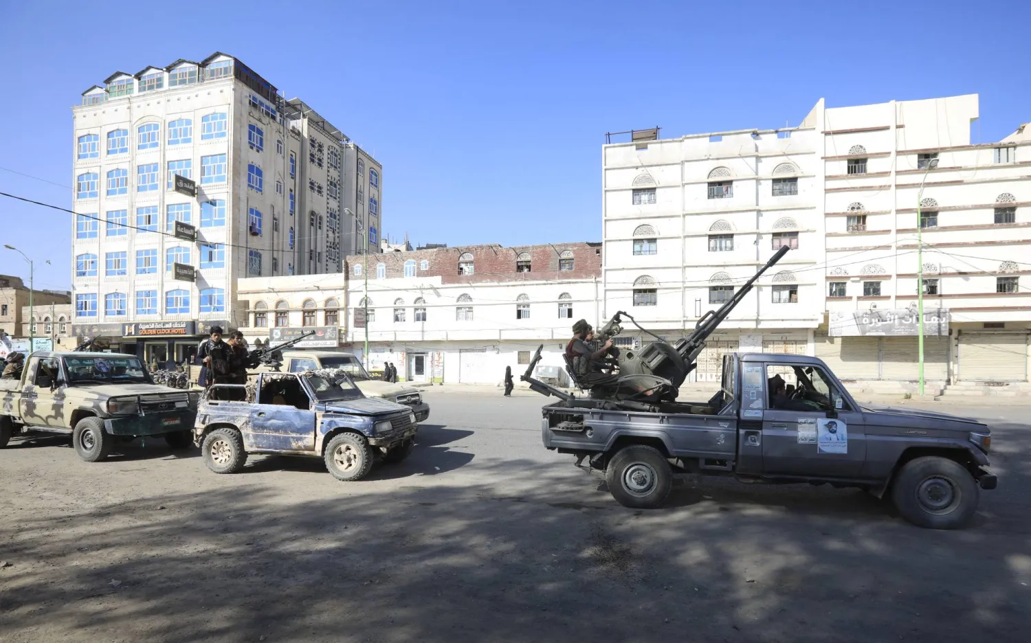 عناصر من جماعة الحوثي يحتجون في صنعاء بعد الضربات الأميركية ضدهم (إ.ب.أ)