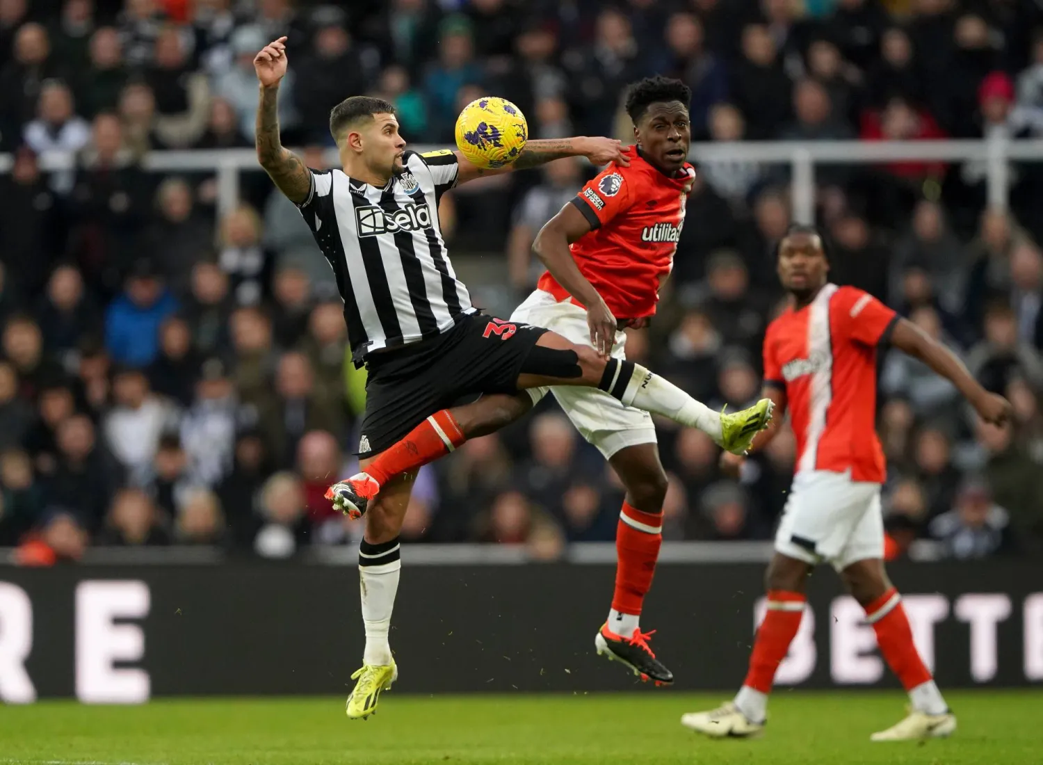 ثمانية أهداف شهدتها المواجهة المثيرة على مدار الشوطين (د.ب.أ) 