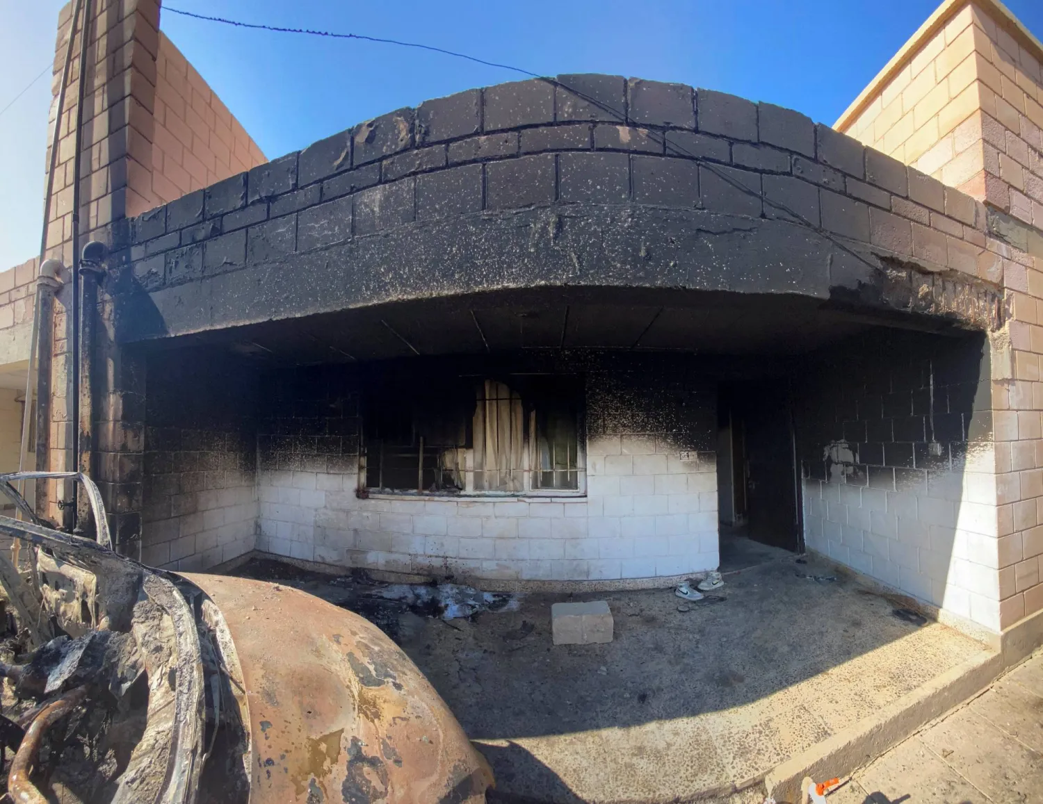 منزل مدمر تابع لفصيل عراقي في مدينة القائم بعد غارات أميركية ليل الجمعة (أ.ف.ب)