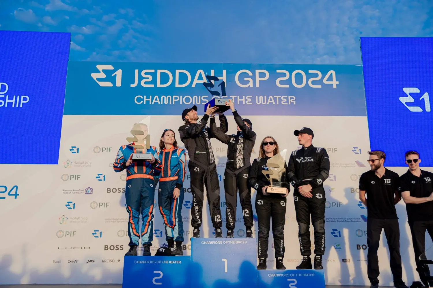 أصحاب المراكز الثلاثة الأولى خلال التتويج (الشرق الأوسط)