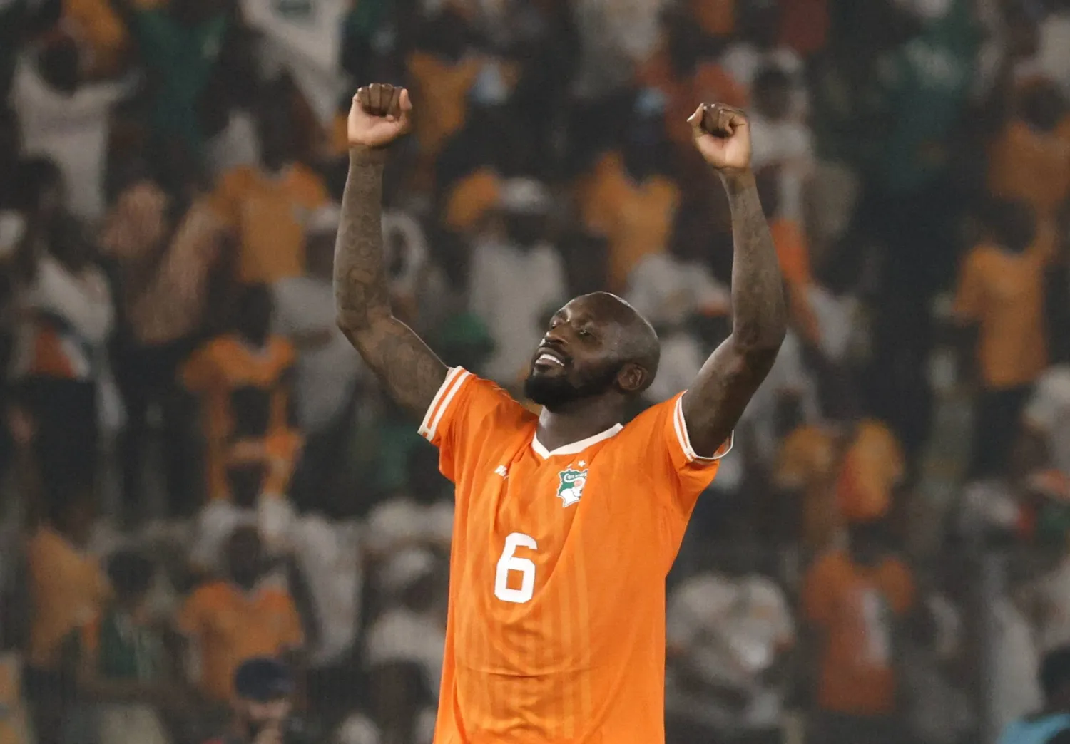 الإيفواري فوفانا لاعب النصر المنتقل حديثاً إلى الاتفاق يحتفل ببلوغ منتخب بلاده نصف النهائي الأفريقي (رويترز)