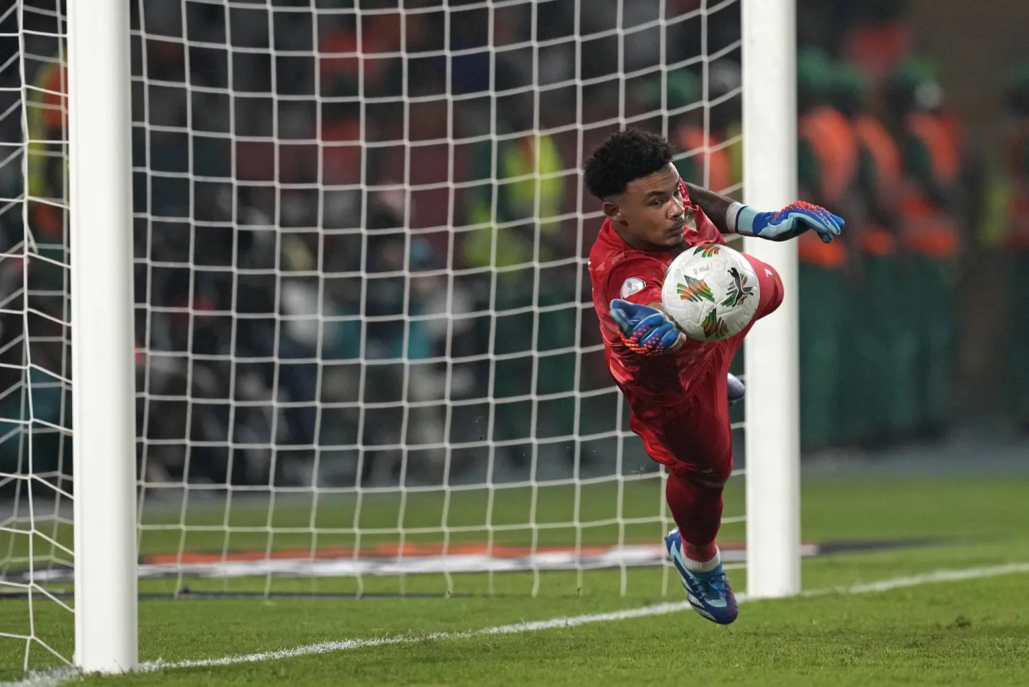 رونوين ويليامز حارس جنوب أفريقيا يصد إحدى ركلات الرأس الأخضر (أ.ب)