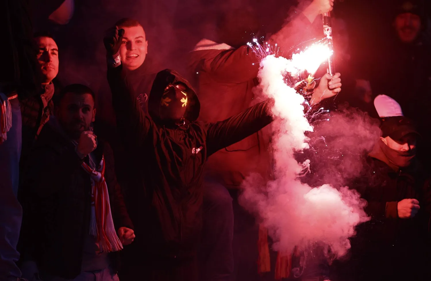 جانب من شغب جماهير الكرة الألمانية (إ.ب.أ)