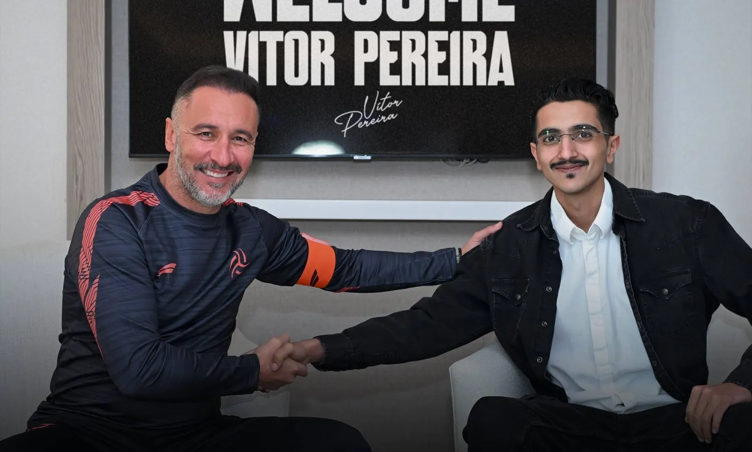 محمد المنجم وبيريرا عقب توقيع العقد (نادي الشباب)