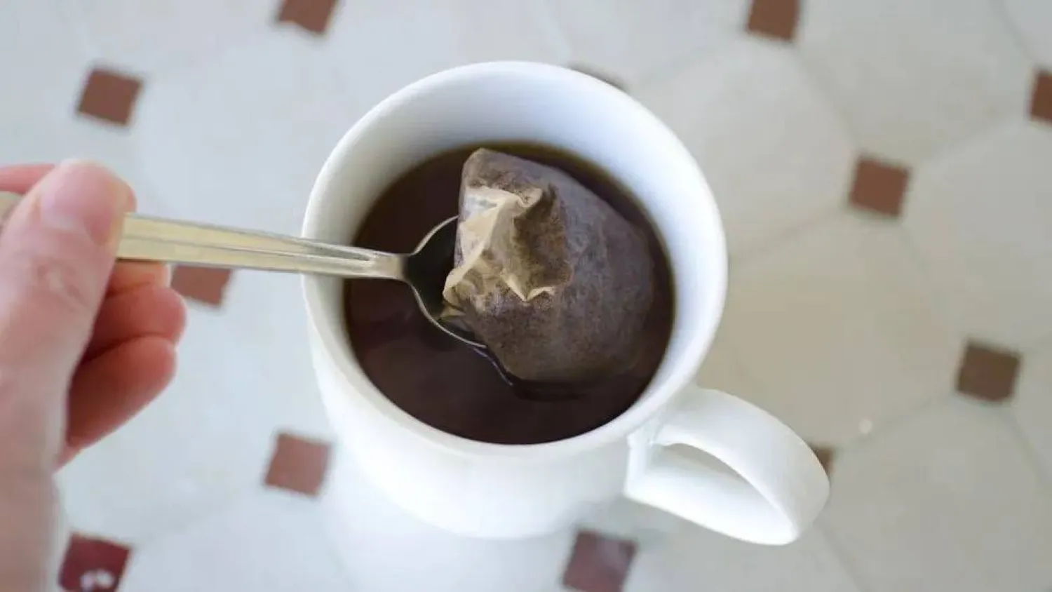 شرب الشاي لعالج مياه الصرف (غيتي)