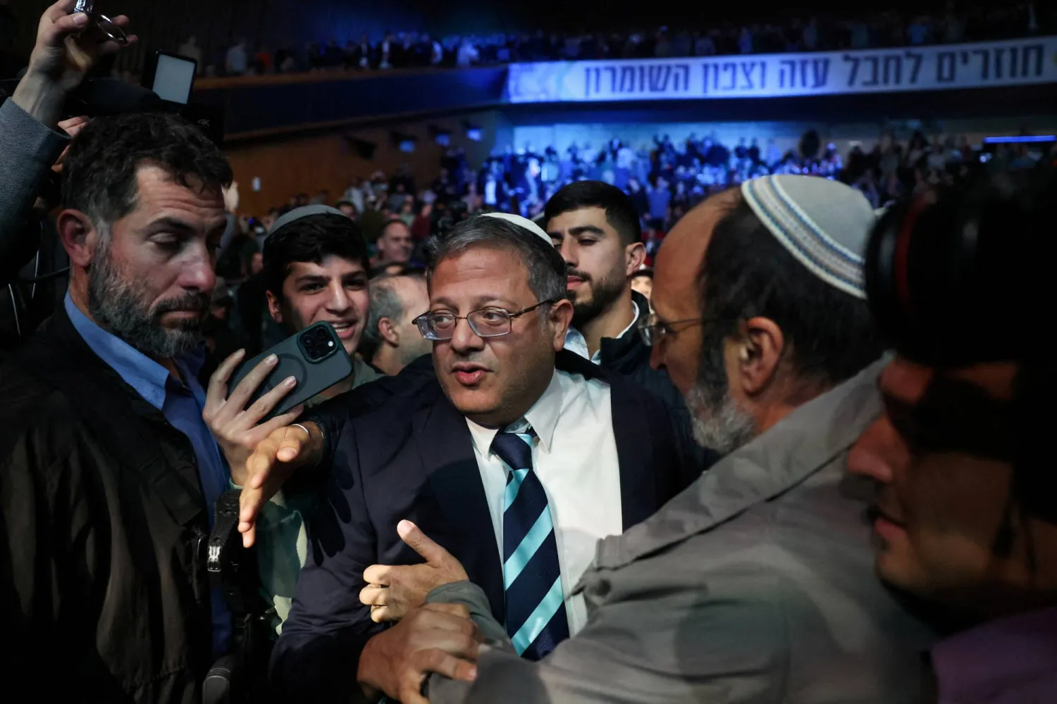 الوزير بن غفير خلال حضوره في القدس ليلة الأحد «مؤتمر عودة الاستيطان إلى غزة»... (رويترز)