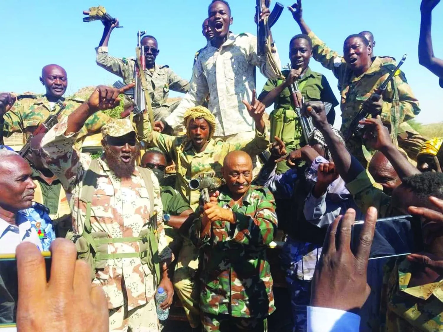 Sudan’ın Kadarif Eyaleti Valisi, ordu destekçilerinin katıldığı bir toplantıda (SUNA)