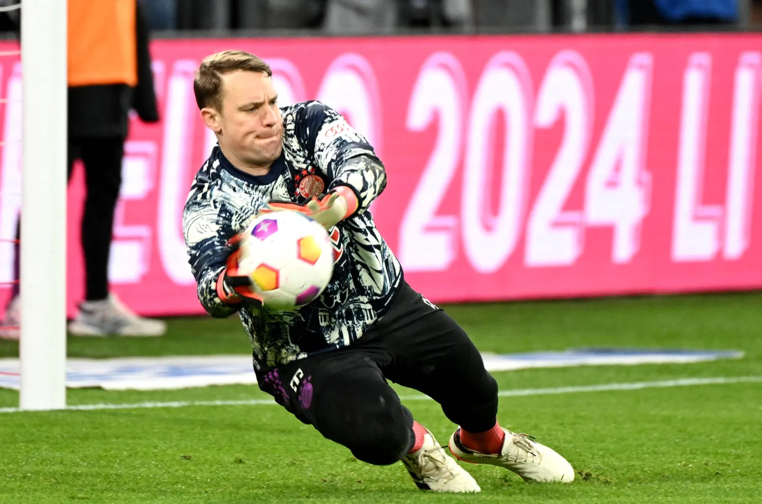 مانويل نوير حارس مرمى بايرن ميونيخ (رويترز)