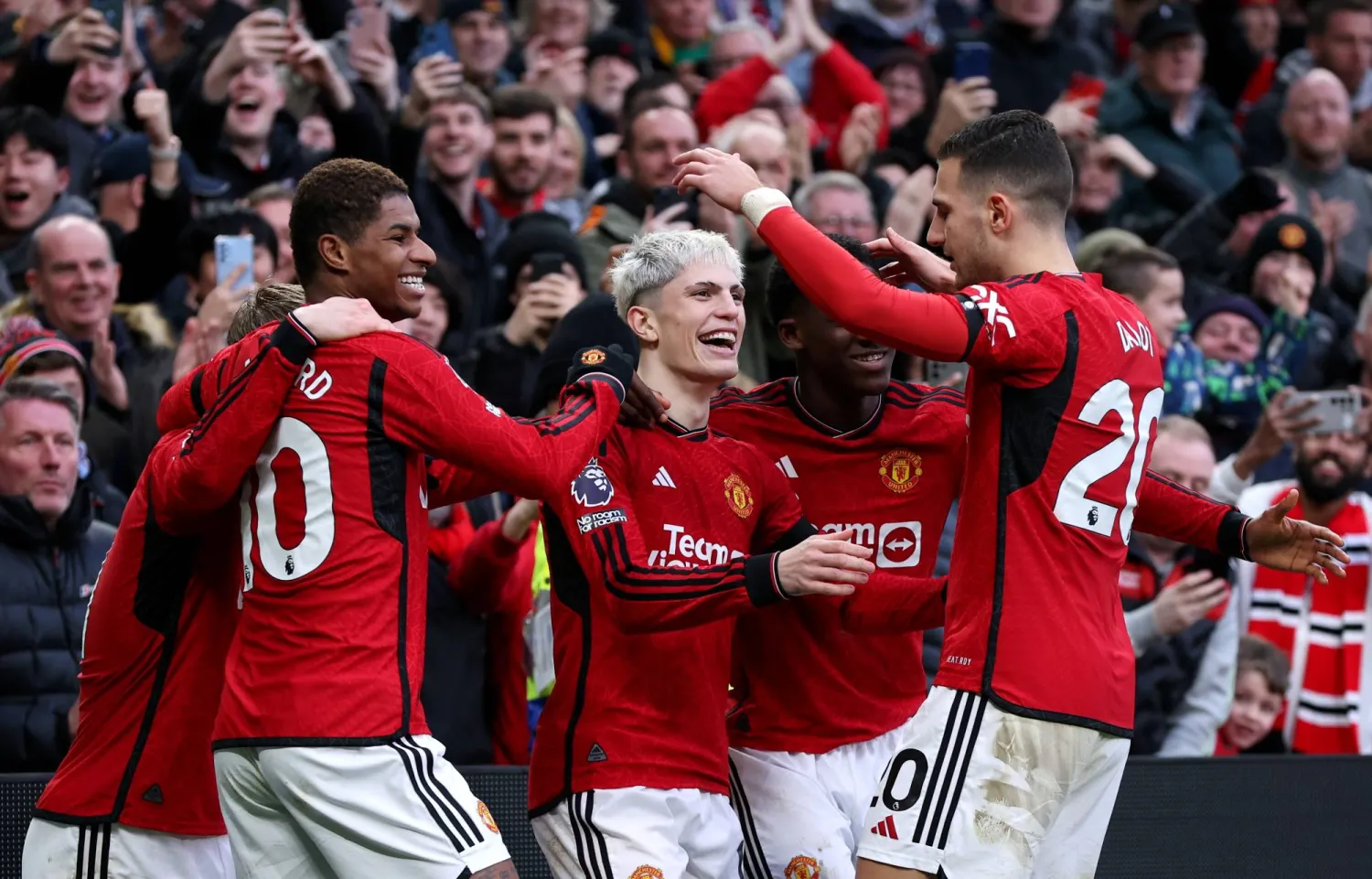 لاعبو مانشستر يونايتد يحتفلون بهدف غارناتشو الثالث في مرمى وست هام في الدوري الإنجليزي الممتاز (إ.ب.أ)