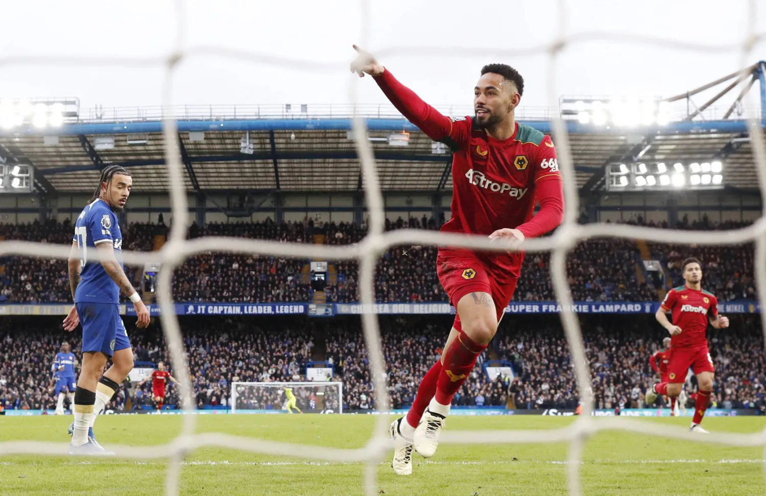 كونيا لاعب وولفرهامبتون سجّل «هاتريك» في مرمى تشيلسي ضمن منافسات الدوري الإنجليزي الممتاز (رويترز)