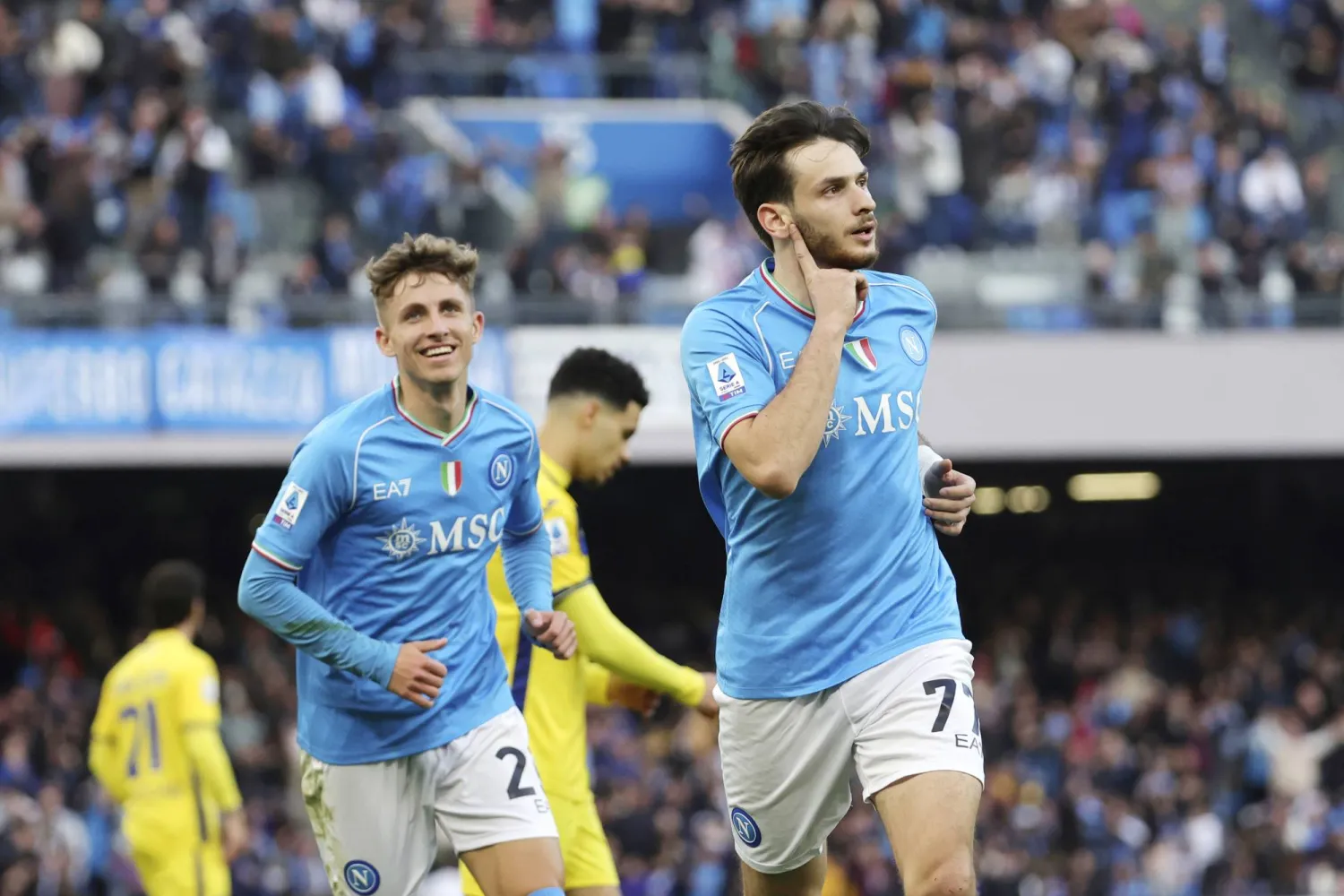 لاعب نابولي كفارا تسخيليا ينطلق فرحاً بعد تسجيله الهدف الثاني في مرمى فيرونا في الدوري الإيطالي (أ.ب)