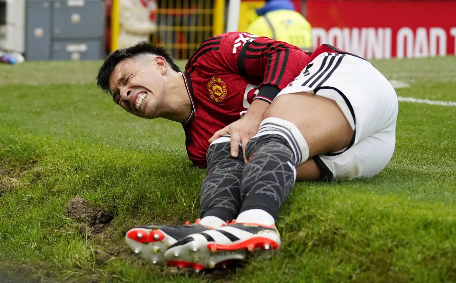 مدافع مانشستر يونايتد ليساندرو مارتينيز متأثراً بإصابته خلال مواجهة ويست هام في الدوري الإنجليزي (أ.ب)