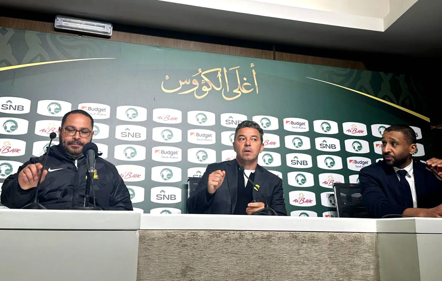 مدرب الاتحاد مارسيلو غاياردو خلال حديثه في المؤتمر الصحافي (تصوير: فارس الفزي)