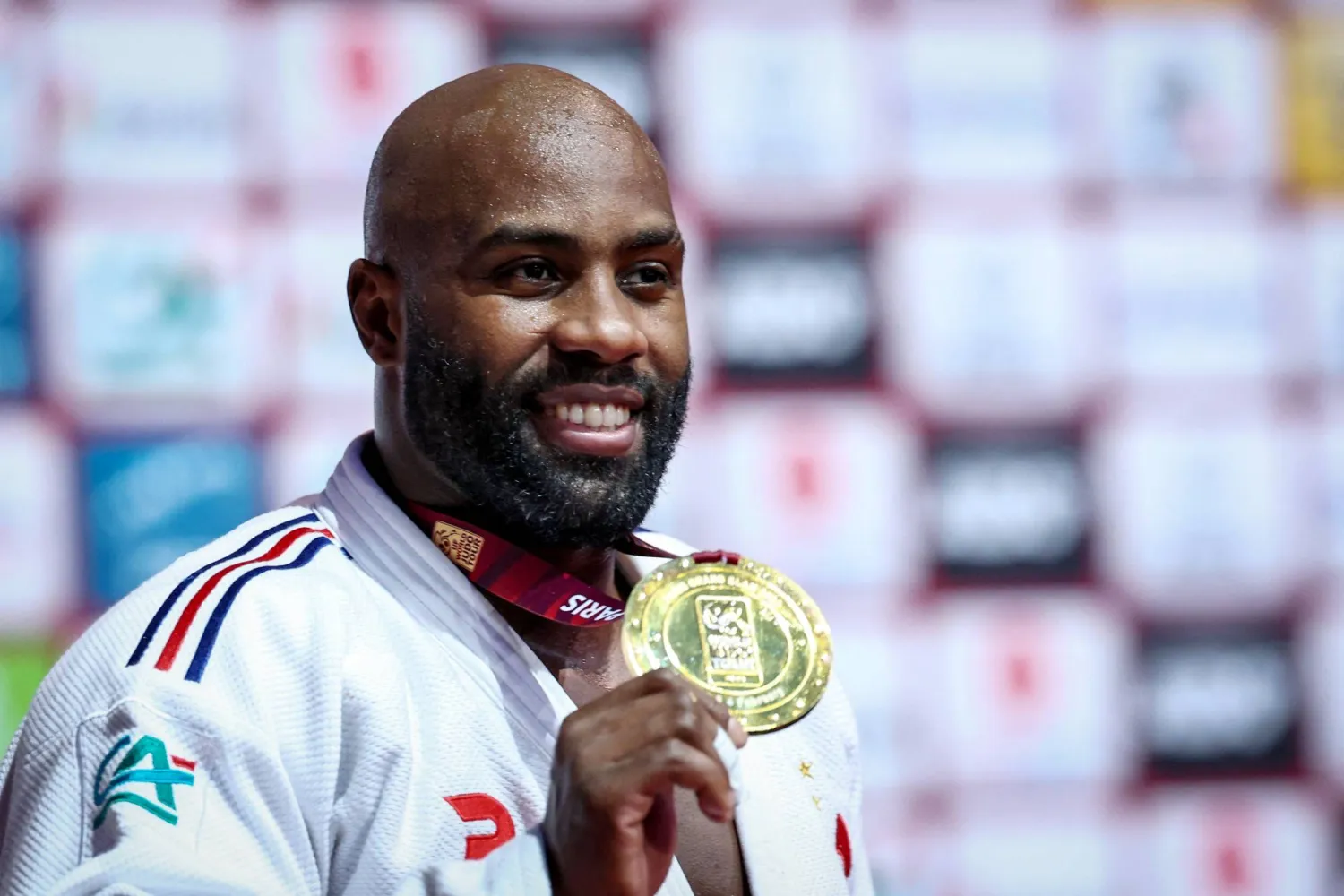 الفرنسي تيدي رينر متوجاً بذهبية جائزة باريس الكبرى للجودو (أ.ف.ب)