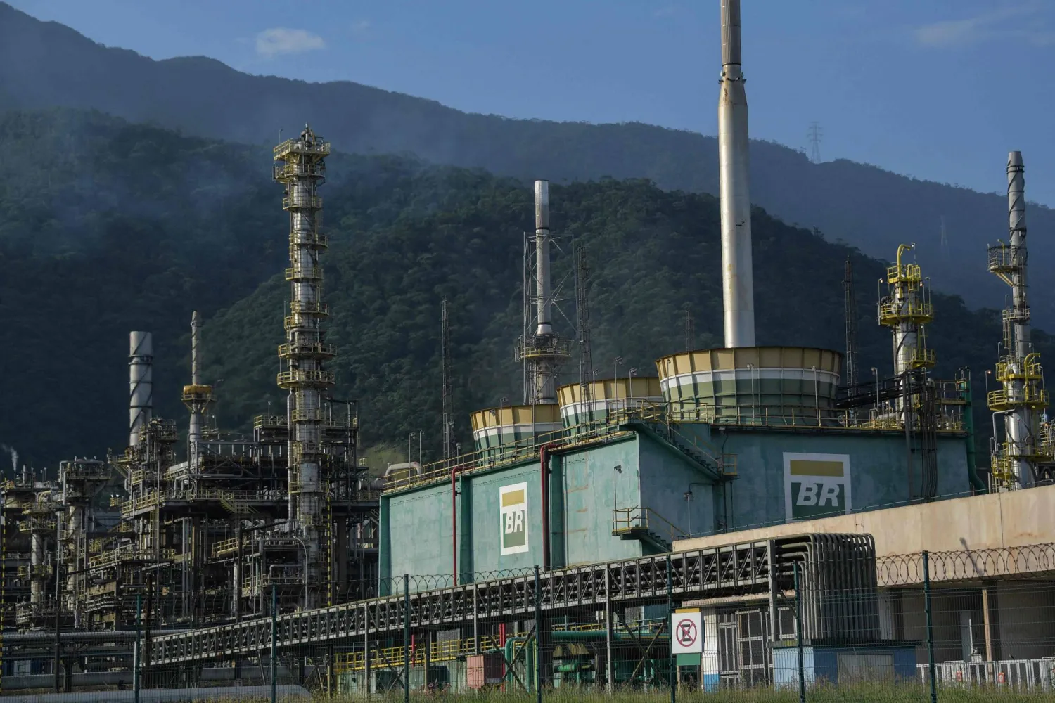(FILES) View of the Presidente Bernardes refinery of Brazilian state-run oil company Petrobras, in Cubatao, Sao Paulo state, Brazil, on November 4, 2021. (Photo by NELSON ALMEIDA / AFP)