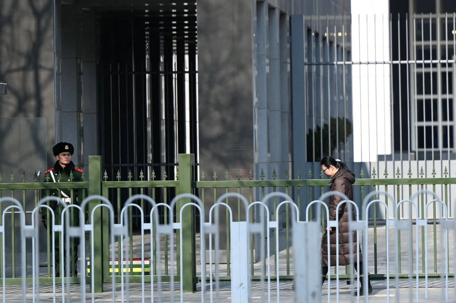 ضابط شرطة يقف للحراسة خارج السفارة الأسترالية في بكين (أ.ف.ب)