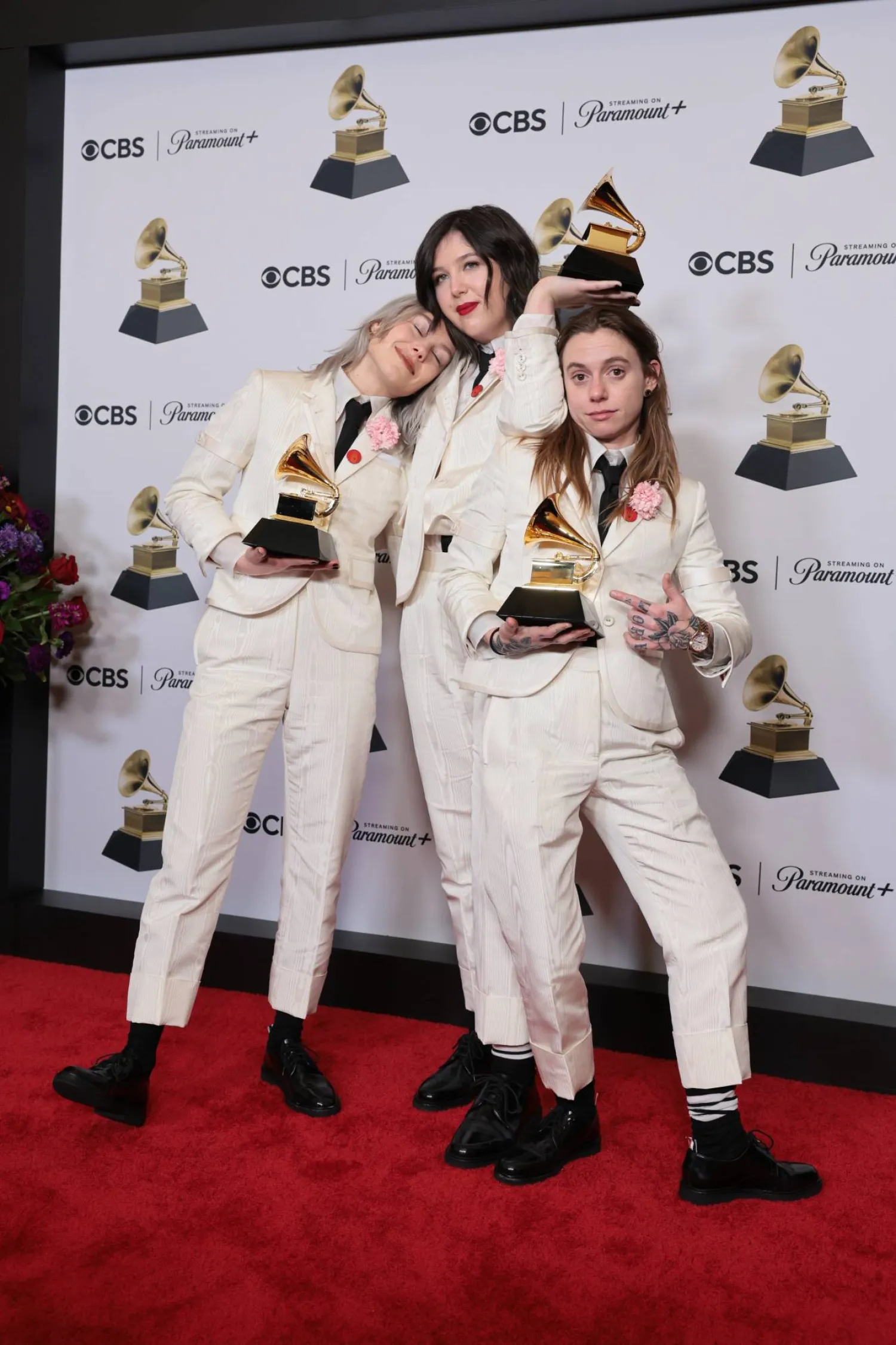 فيبي بريدجرز ولوسي داكوس وجوليان بيكر من Boygenius الفائزون بجائزة «أفضل أداء روك» عن أغنية «Not Strong Enough» (إ.ب.أ)