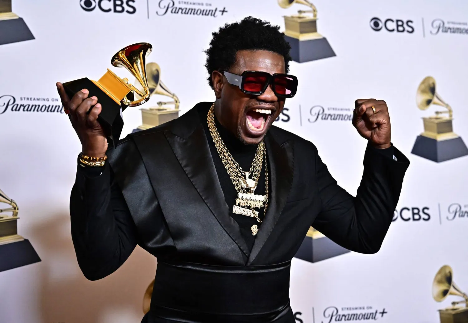 كاتب الأغاني الأميركي ثيرون توماس يحتفل بجائزة «أفضل كاتب أغاني» (أ.ف.ب)