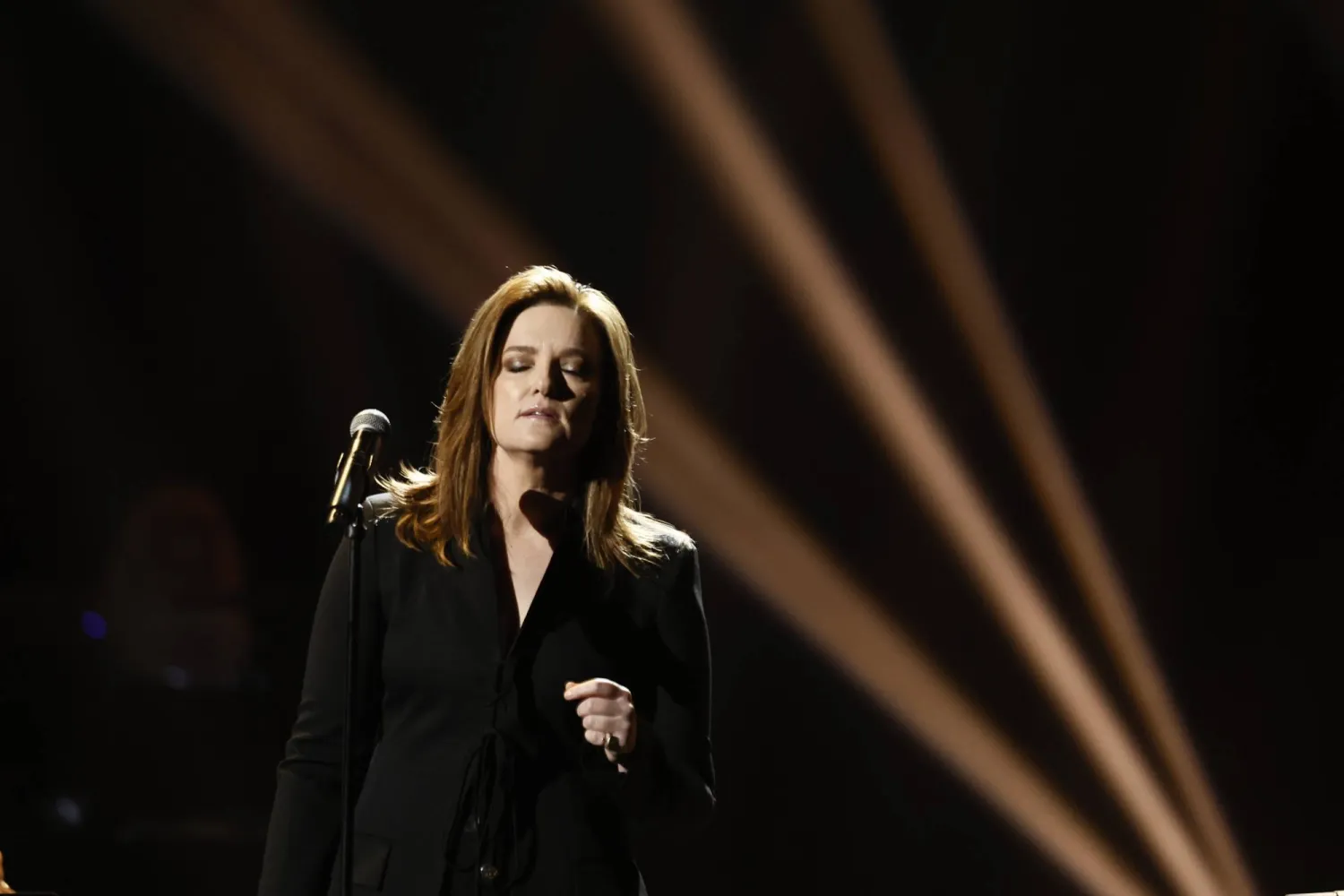 المغنية براندي كلارك على مسرح الحفل (إ.ب.أ)