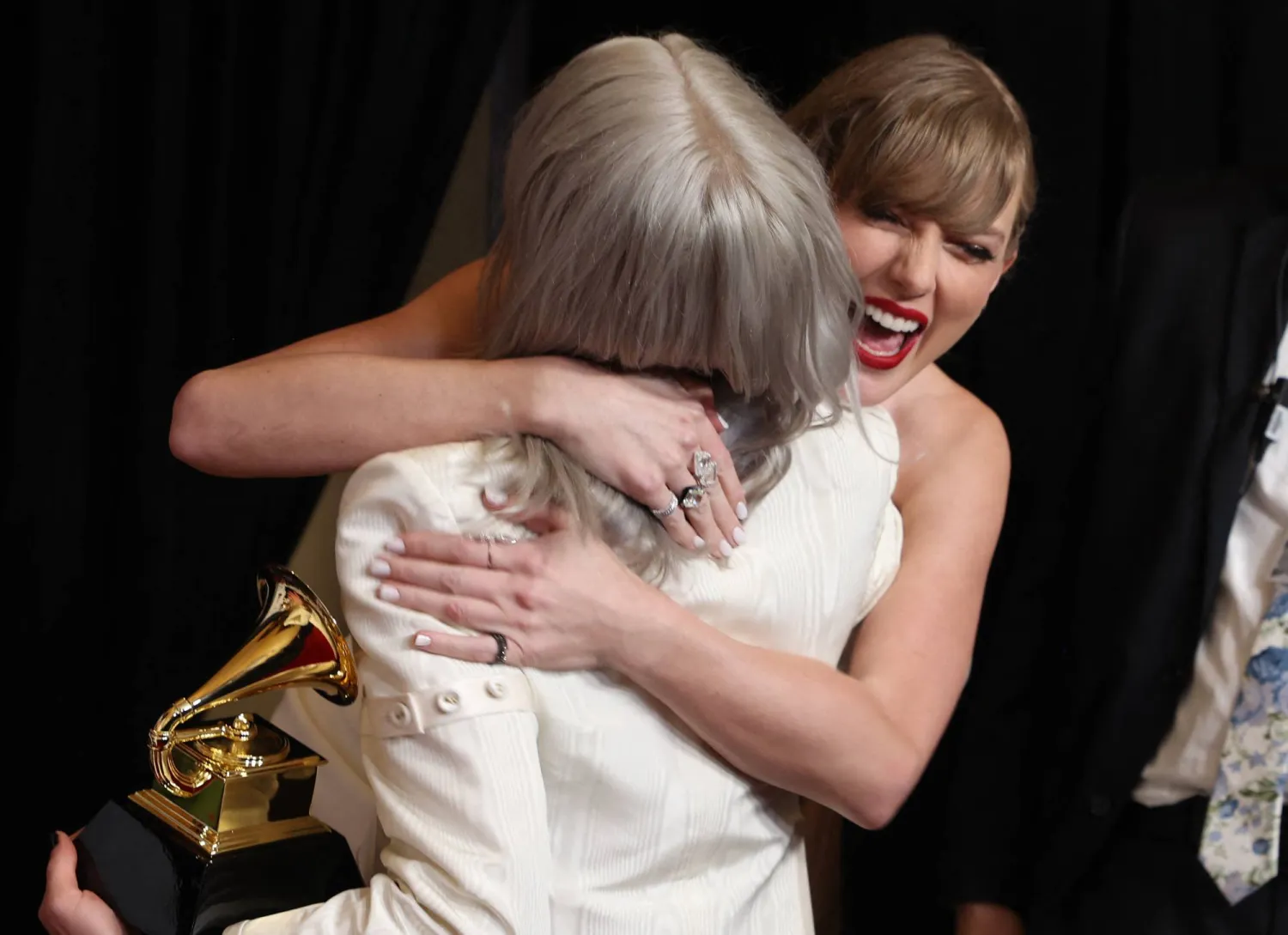 فيبي بريدجرز وتايلور سويفت تتعانقان بعد الفوز بالجوائز (رويترز)
