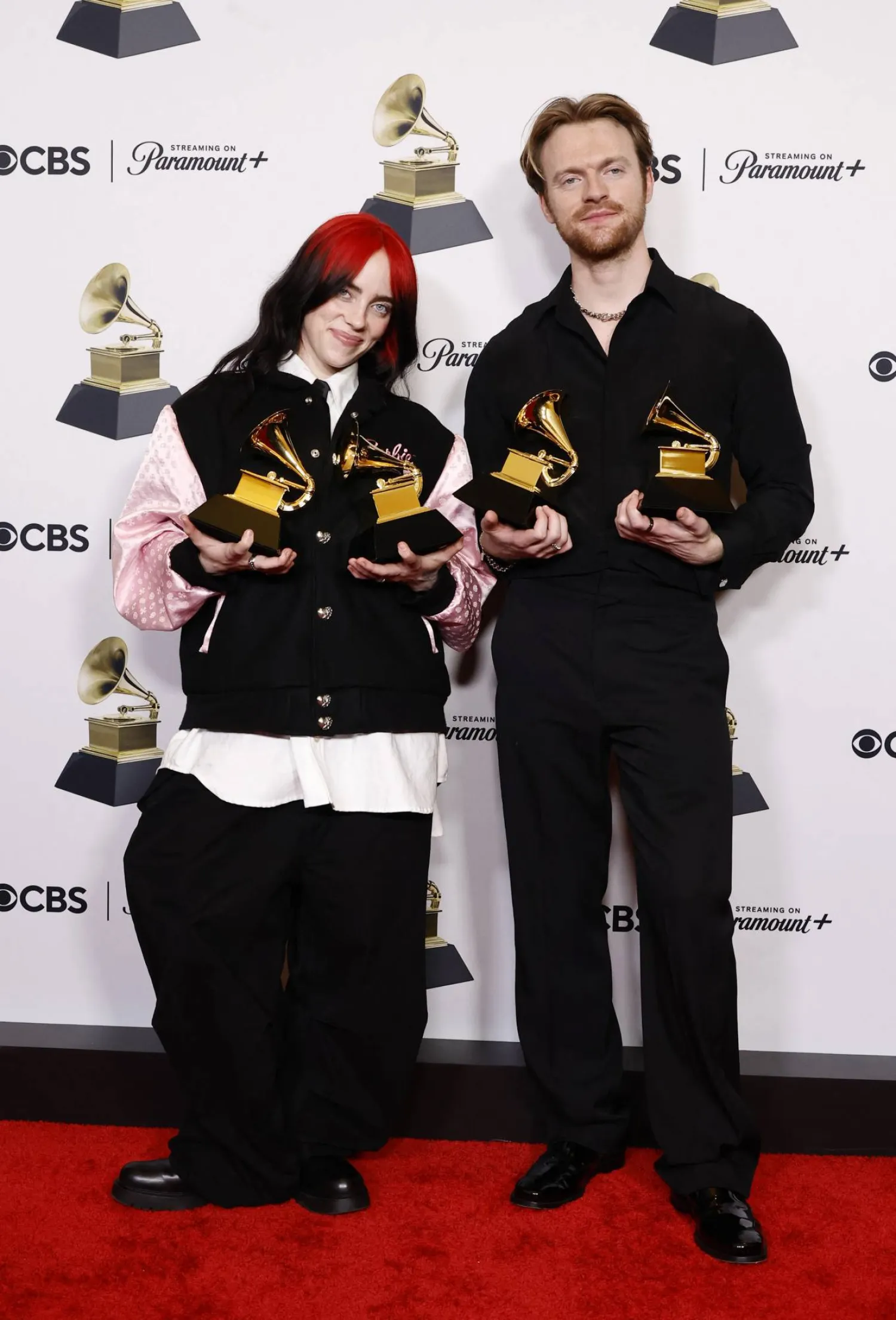 بيلي إيليش وفينياس الحائزتين على جائزة أغنية العام «What Was I Made For؟» (أ.ف.ب)