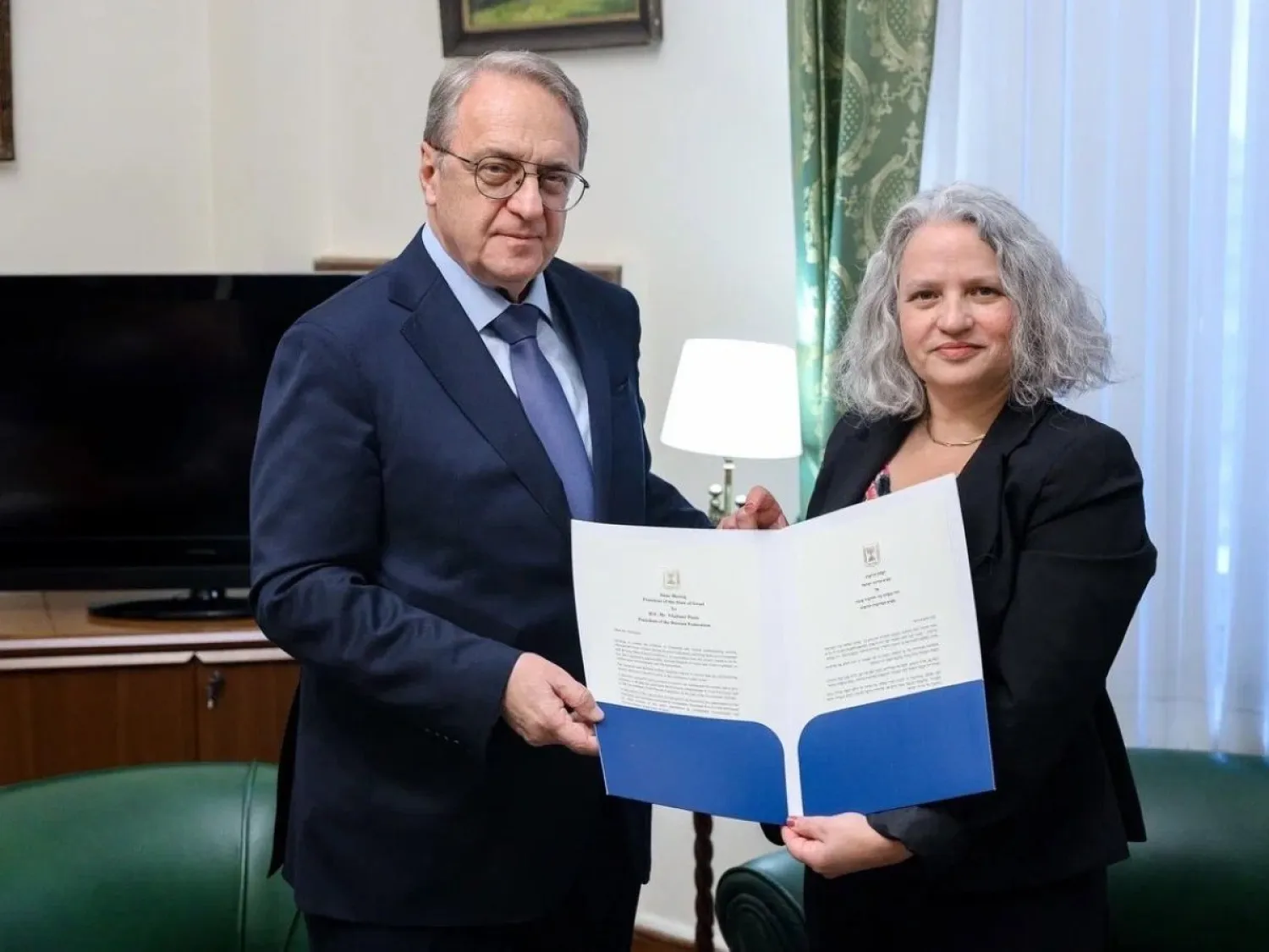 السفيرة الإسرائيلية لدى روسيا سيمونا هالبرين خلال تقديم أوراق اعتمادها إلى ميخائيل بوغدانوف (حساب السفيرة على منصة إكس)