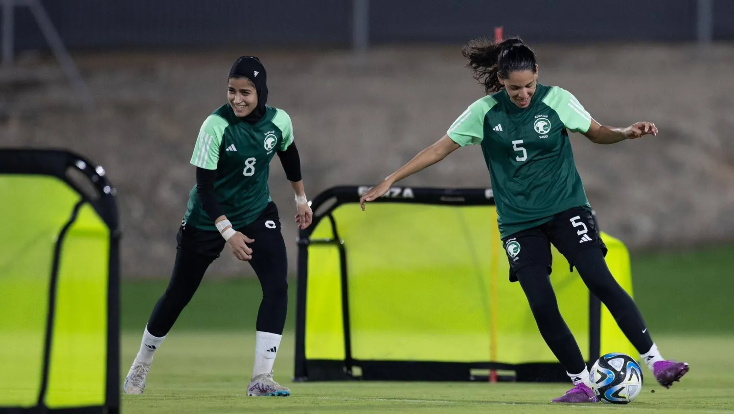 لاعبات المنتخب السعودي خلال التدريبات (إدارة الكرة النسائية)