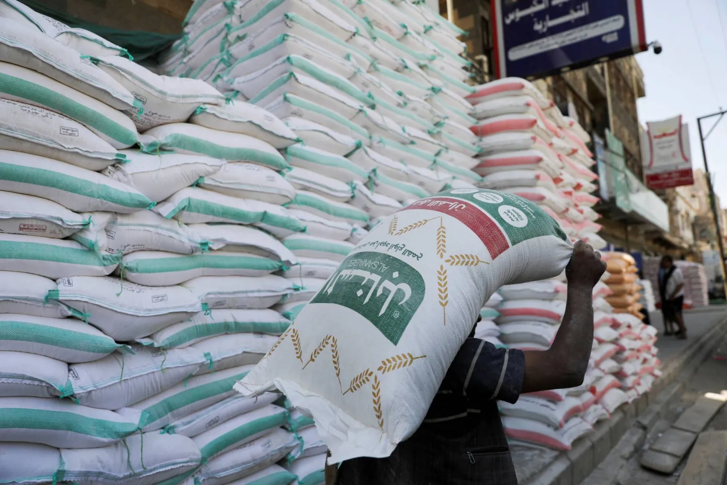 يعتمد ملايين اليمنيين على المساعدات الإنسانية الأممية والدولية (رويترز)