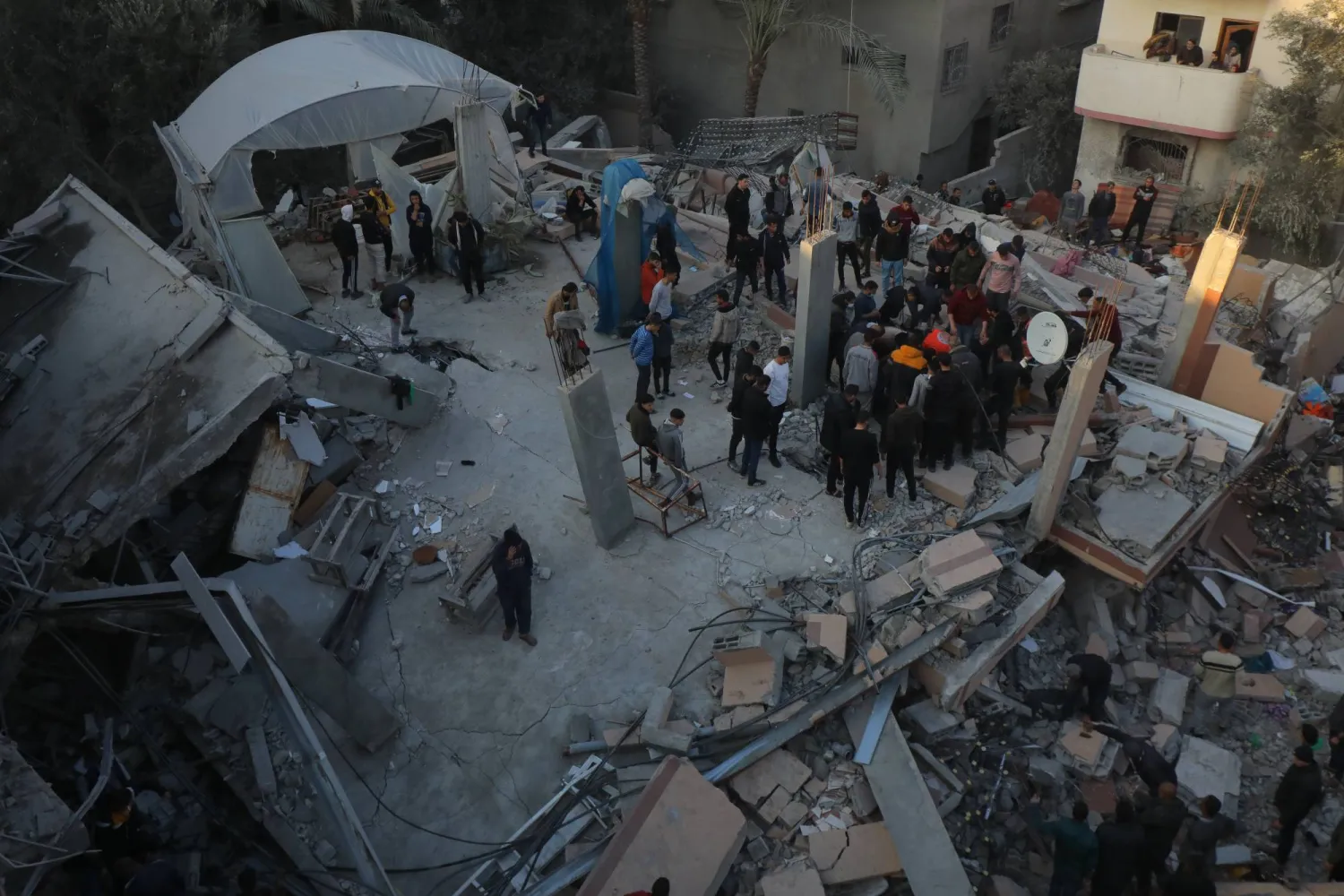 منظر للمبنى المتضرر والمباني المحيطة به بعد أن شن الجيش الإسرائيلي هجوماً على مدينة دير البلح وسط قطاع غزة (د.ب.أ)